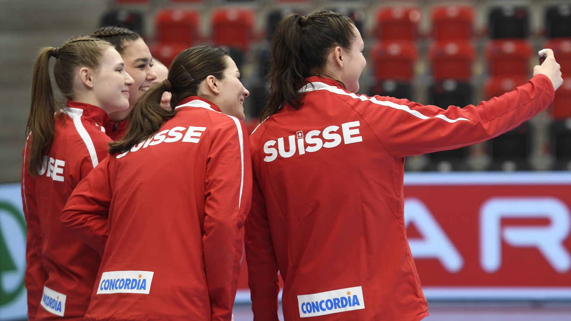 Schweizer Spielerinnen schiessen vor Anwurf noch ein Selfie