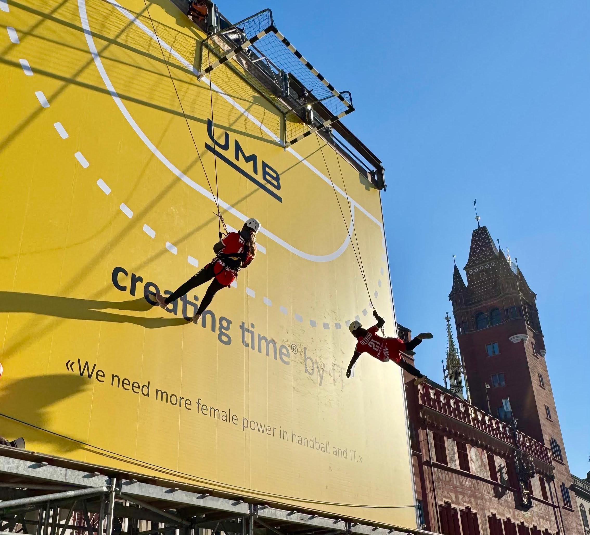 Fliegende Handballerinnen Marktplatz Basel