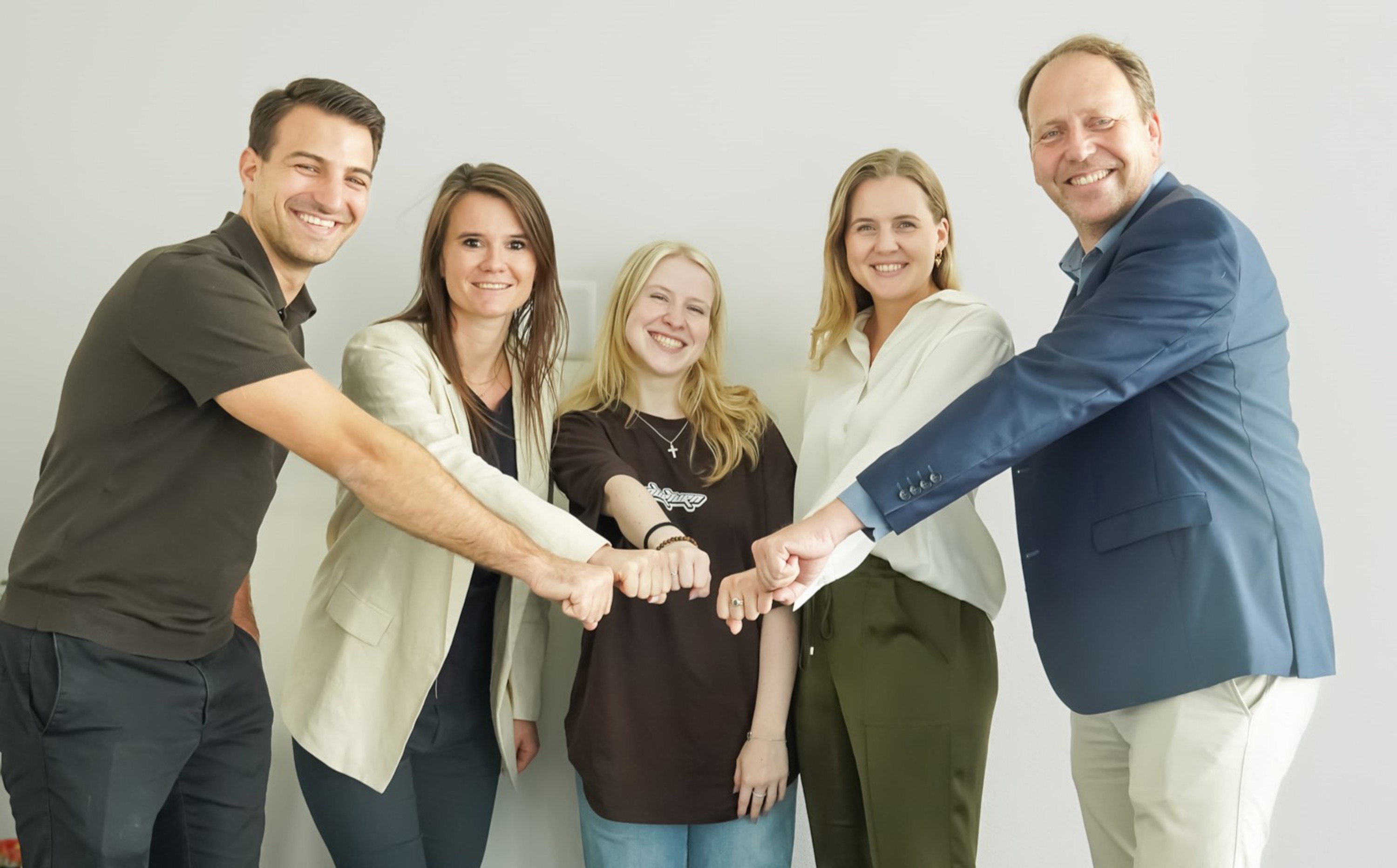 v.l. Benjamin Djoni (Leiter Marketing, libs), Delia Dünser (Leiterin Partizipation und Marktentwicklung SHV), Vivienne Waber (Lernende, libs), Chantal Wick (Leiterin Marketing, SHV), Christian Villiger (Geschäftsführer, libs)