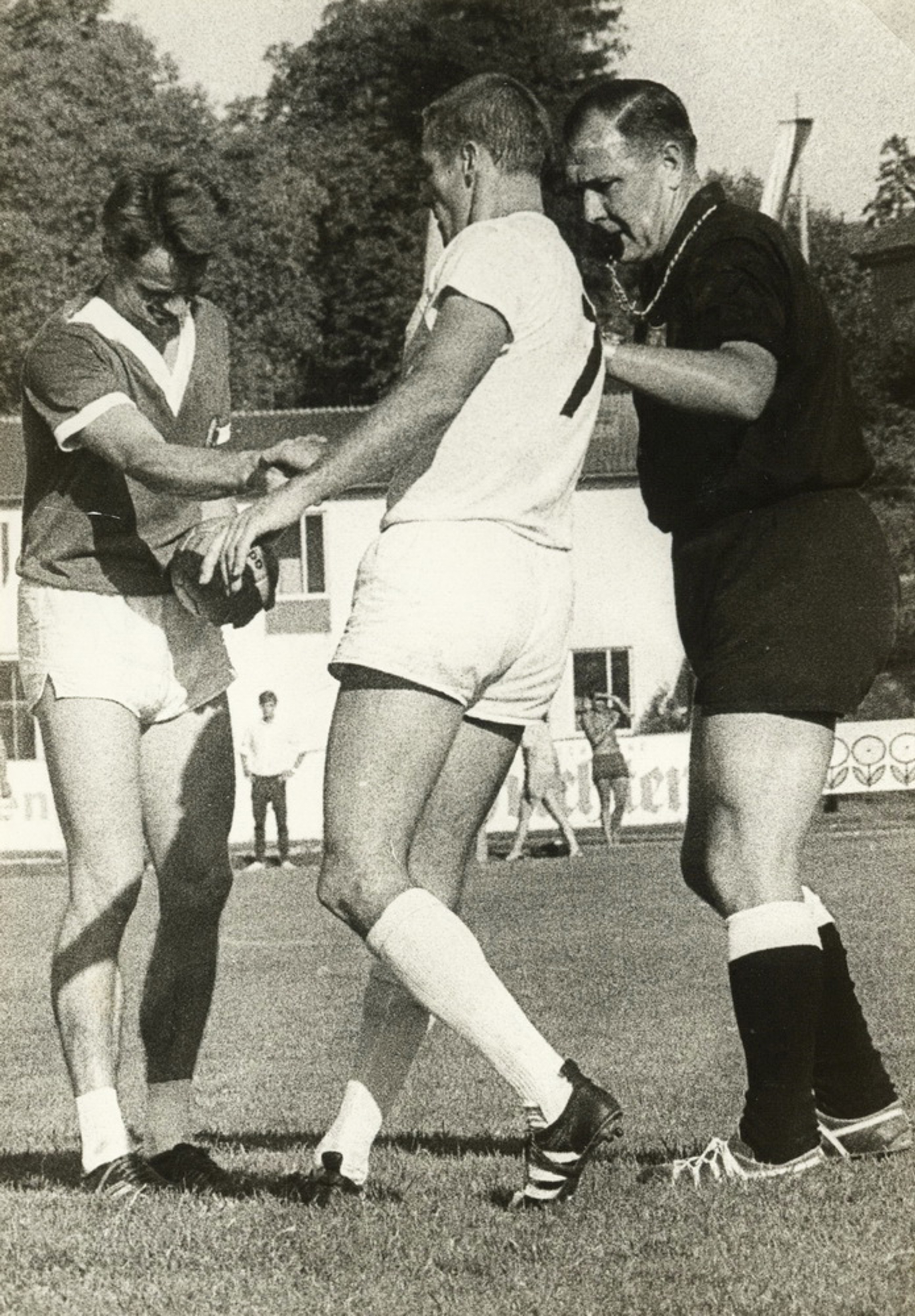 3.7.1966 Deutschland - DDR Finalspiel der 7. Feldhandball-Weltmeisterschaft in Wien mit Schiedsrichter Hansjakob Bertschinger
