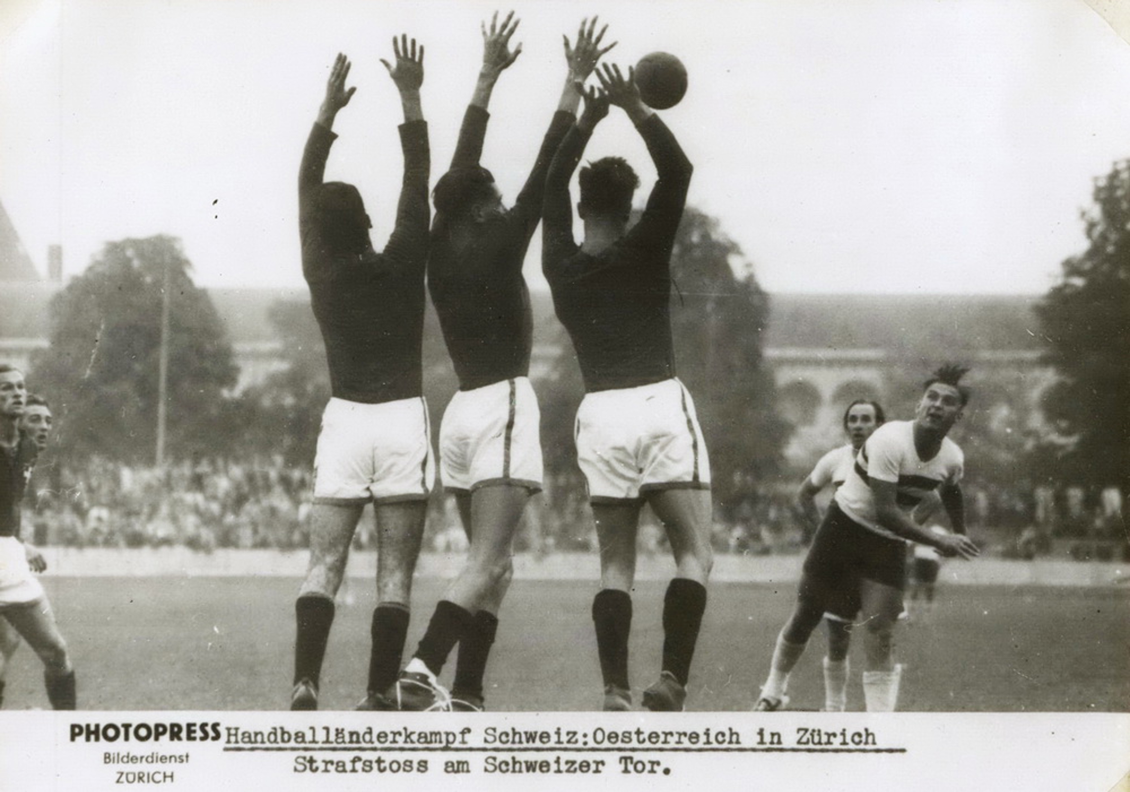 12.10.1947 Schweiz - Österreich 8:5 (3:2), Zürich Letzigrund, 6500 Zuschauer, SR Van der Geest