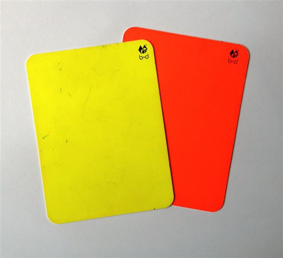 Arbitre: carton jaune ou rouge