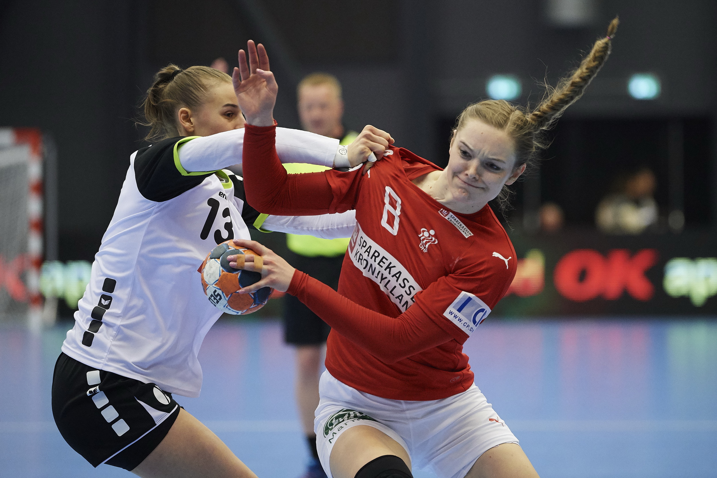 Xenia Hodel (links) gegen die Dänin Anne Mette Hansen. (Jan Christensen, DHF)