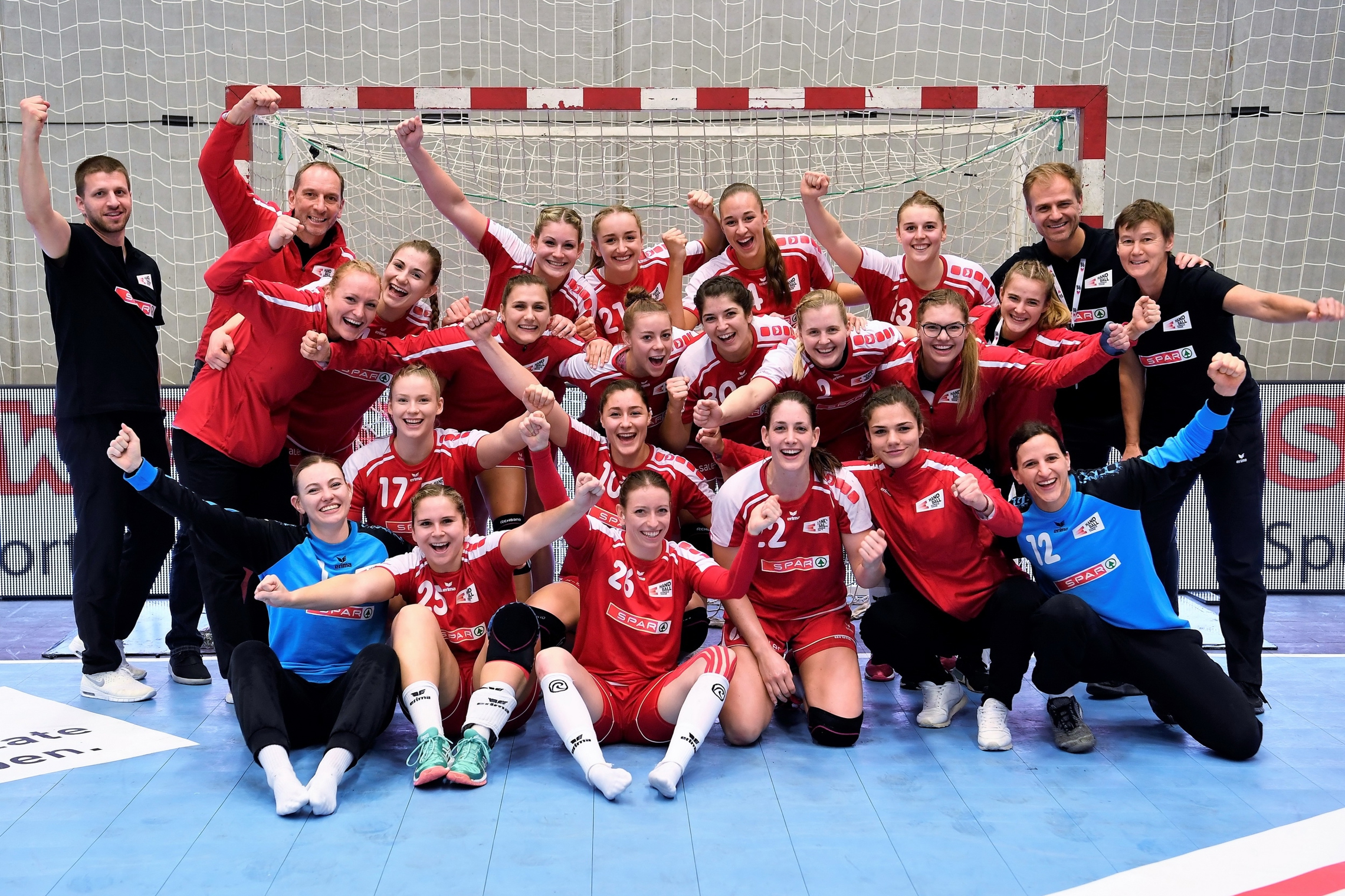 Die Schweizer Frauen feiern den erstmaligen Einzug in die WM-Playoffs. (Bild: Alexander Wagner)