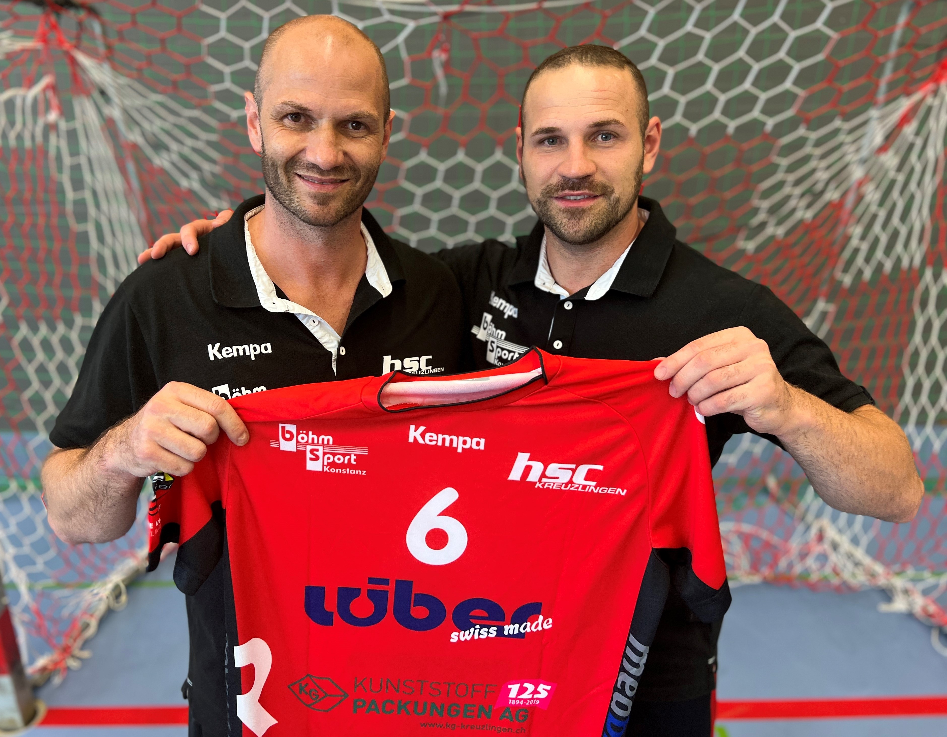 Kreuzlingens Cheftrainer Heiko Grimm (links) begrüsst den kroatischen Rückraumspieler Bruno Kozina.