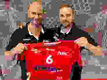 Kreuzlingens Cheftrainer Heiko Grimm (links) begrüsst den kroatischen Rückraumspieler Bruno Kozina. Kreuzlingens Cheftrainer Heiko Grimm (links) begrüsst den kroatischen Rückraumspieler Bruno Kozina.