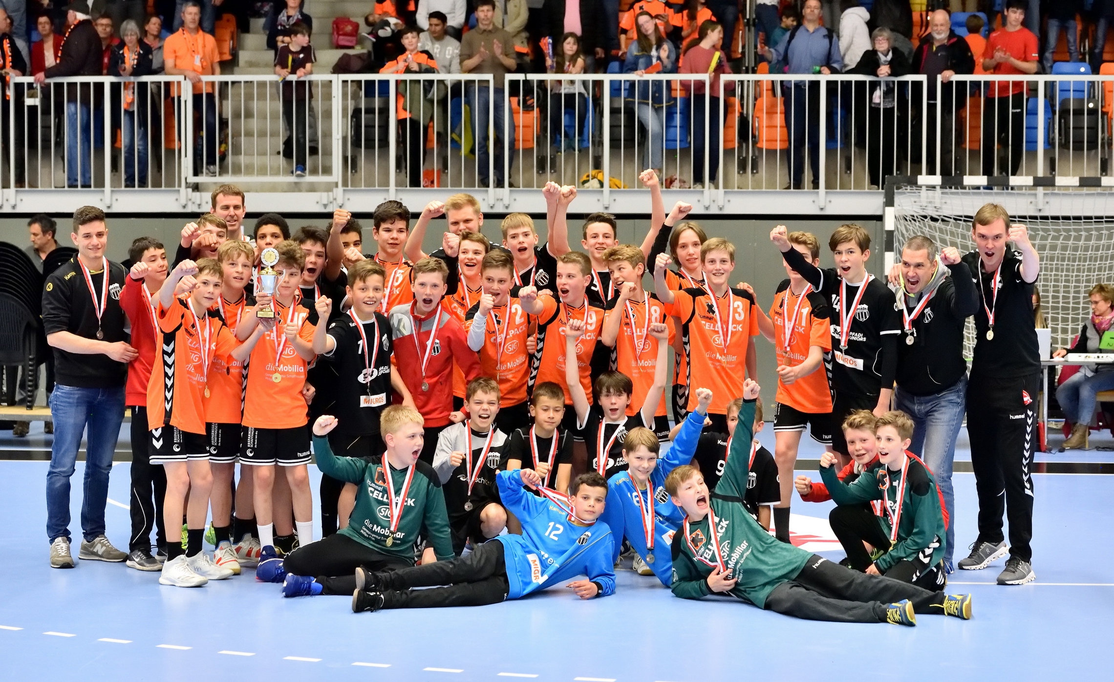 Die U13-Junioren von Kadetten und Pfadi jubeln nach dem Playoff-Final gemeinsam. (Rolf Wehrli)