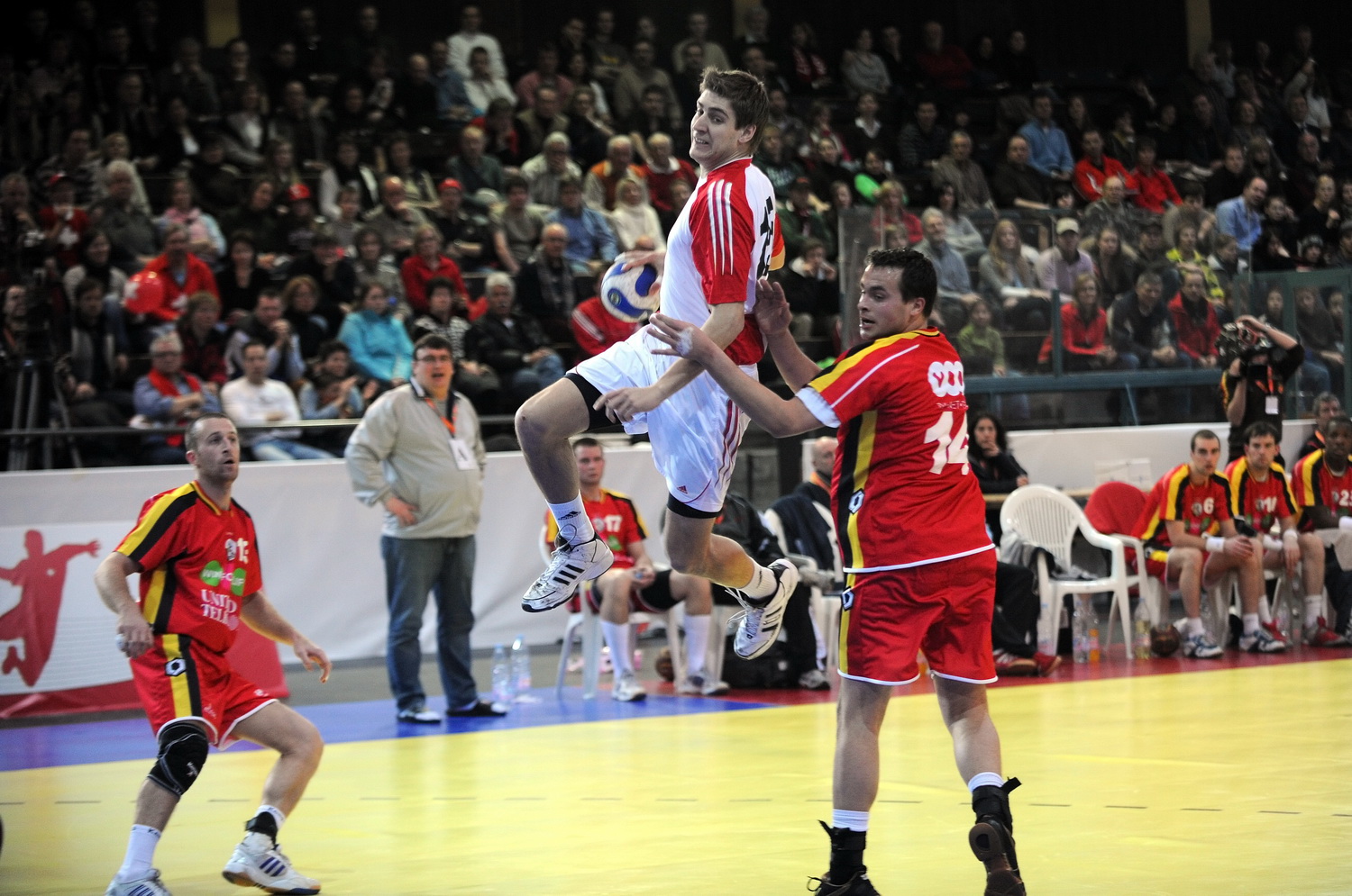 2008-01-03 SUI-BEL 44-31 WM-Quali Arosa Icehockeyhalle Furer 036.jpg