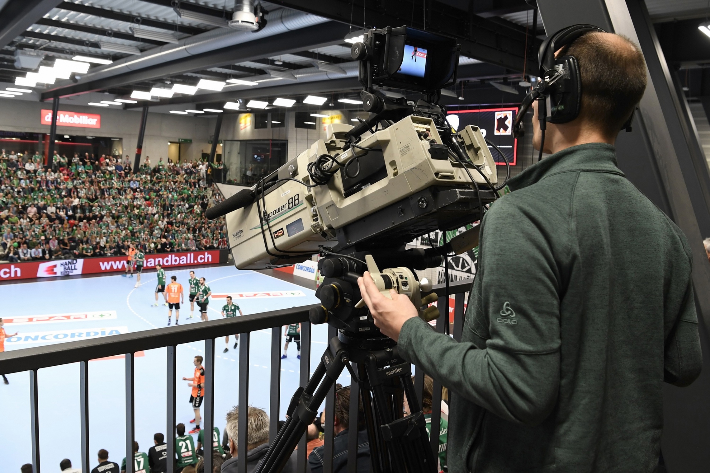 TV-Kameramann in der Mobiliar Arena in Gümligen (Alexander Wagner)