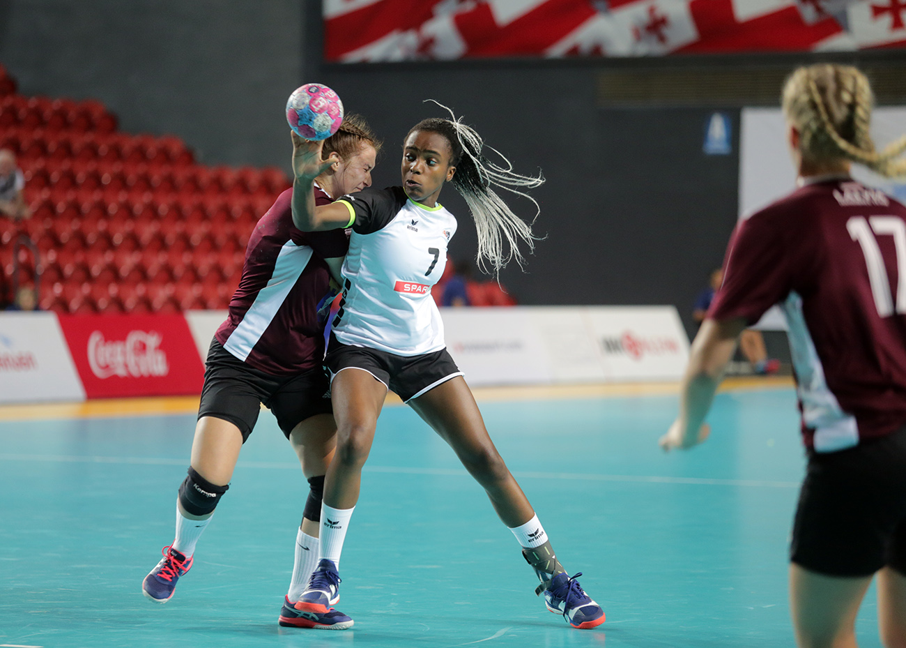 Clairebel Coker im Spiel gegen Lettland (EHF)