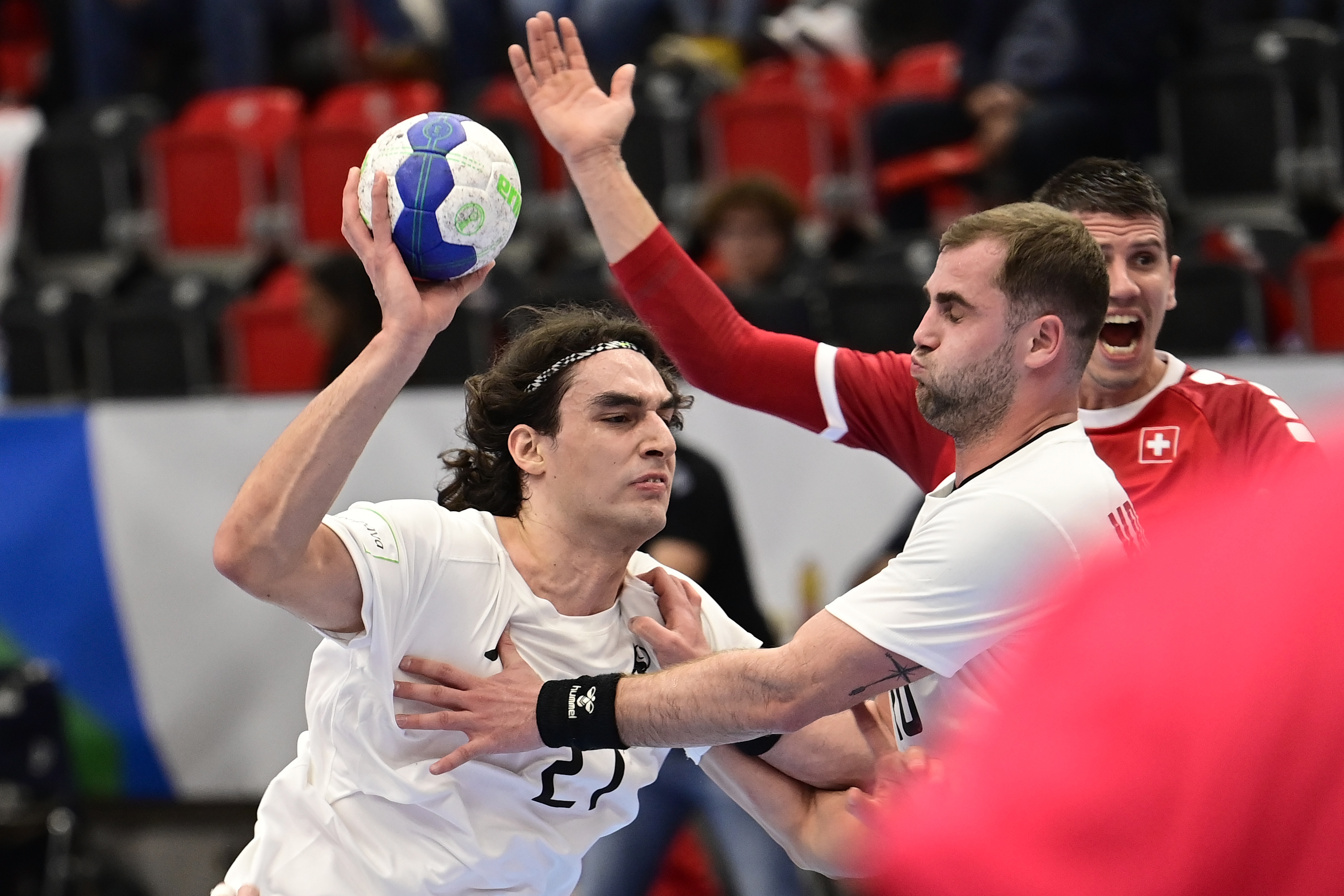 Andy Schmid gegen zwei Georgier