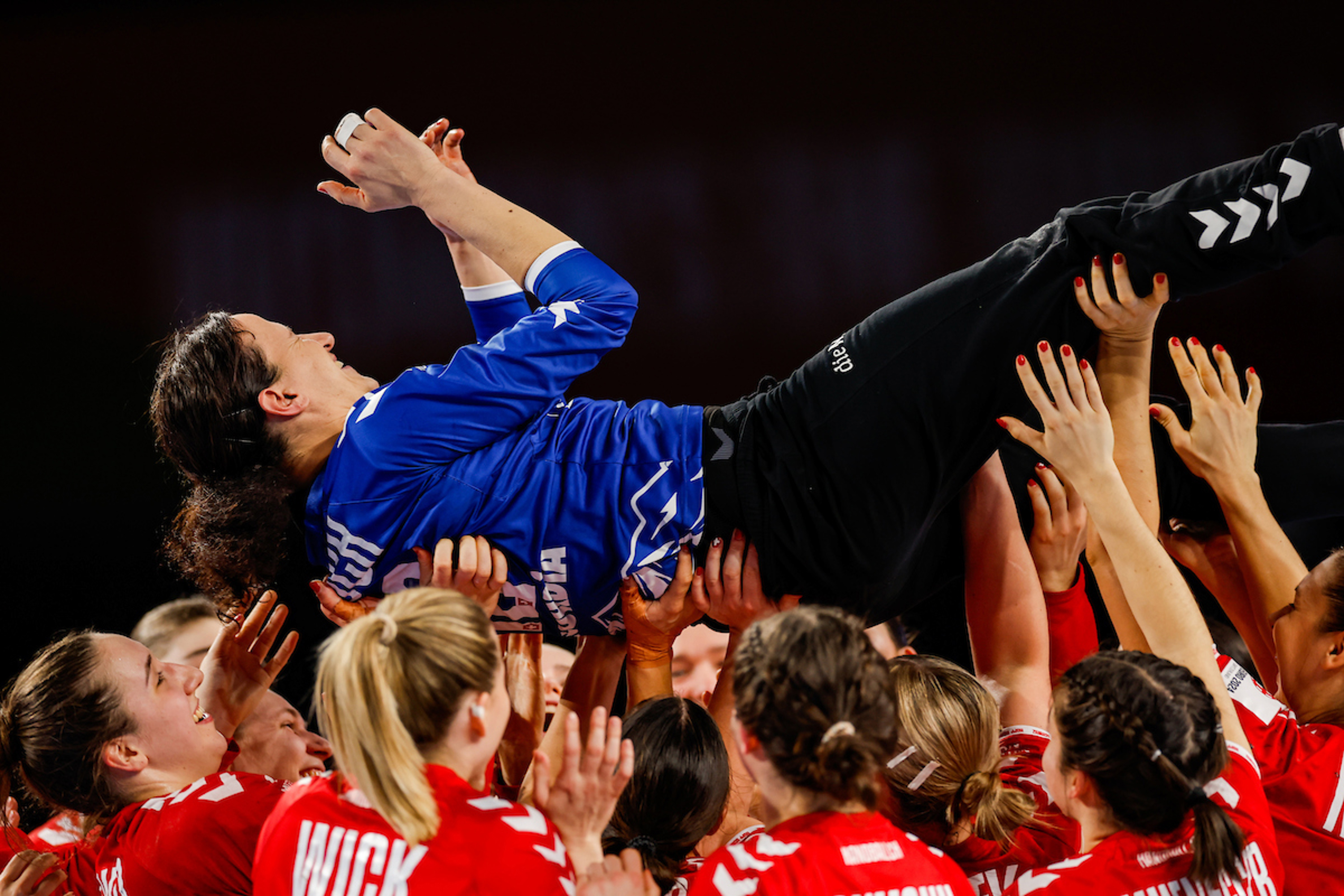 Manuela Brütsch wird nach ihrem letzten Einsatz gefeiert