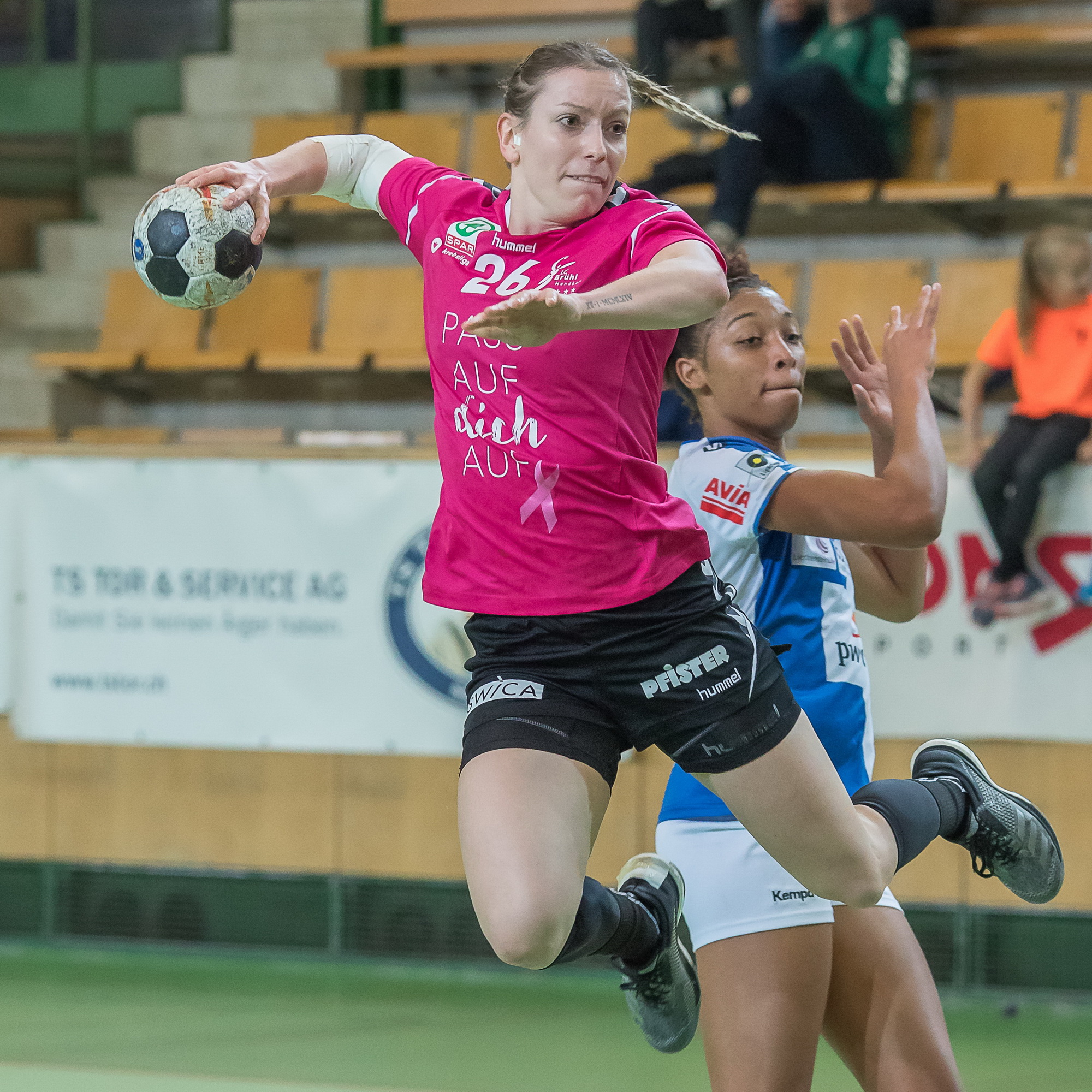 Jennifer Murer im pinken Sondertrikot