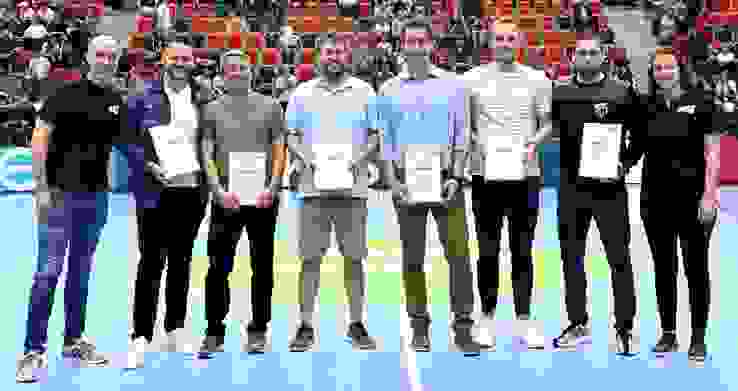 A Lizenz Diplome Am Cupfinal Übergeben Bild A Wa A Lizenz Diplome Am Cupfinal Übergeben Bild A Wa