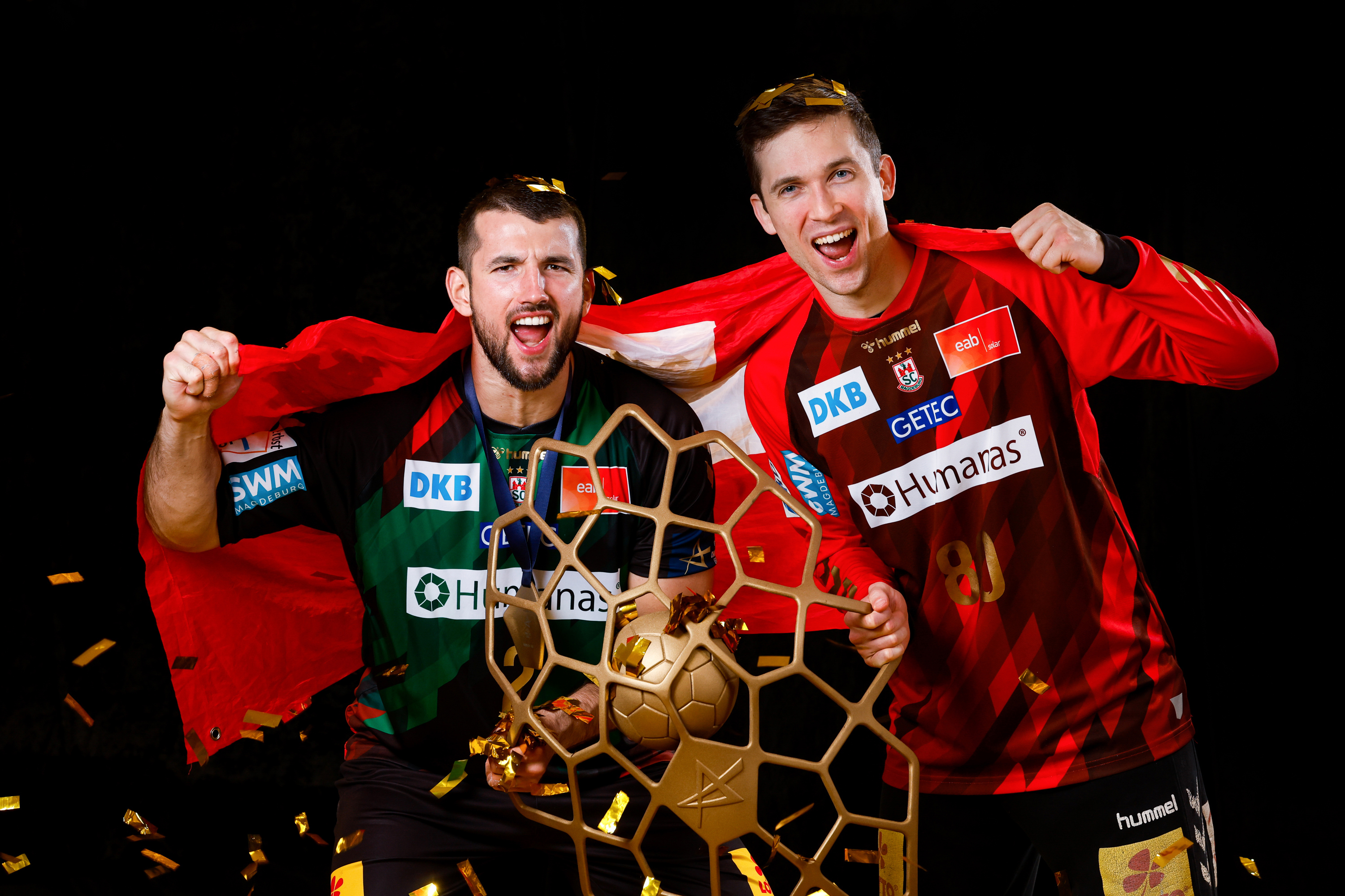 Meister und Portner mit der Champions-League-Trophäe