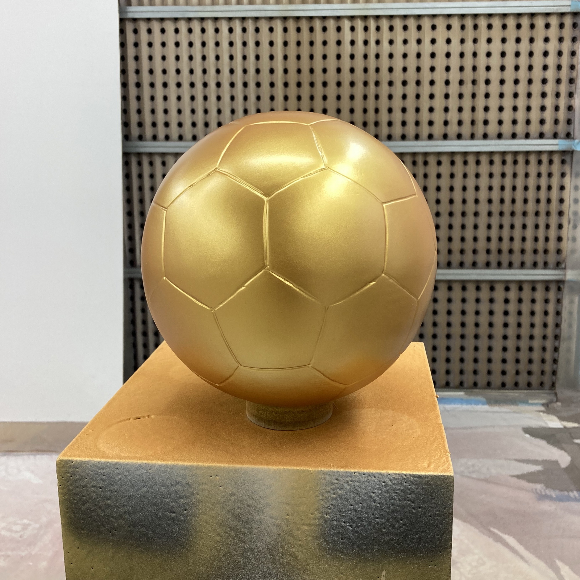 Ein goldener Ball ziert den neuen Pokal