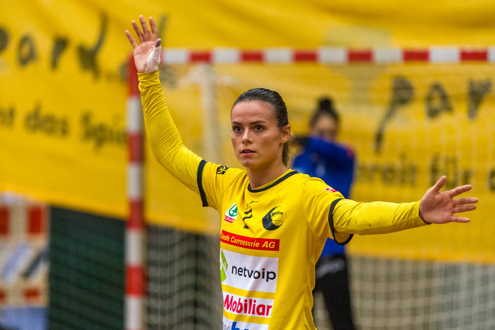 Mina Vasic Yellow Deuring (2)