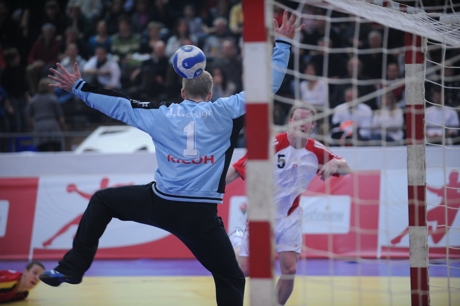 2008-01-03 SUI-BEL 44-31 WM-Quali Arosa Icehockeyhalle Liniger 069.jpg