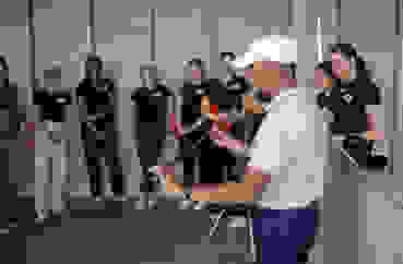 Die Akademie-Spielerinnen hören gespannt den Anweisungen des Golf-Profis zu Die Akademie-Spielerinnen hören gespannt den Anweisungen des Golf-Profis zu