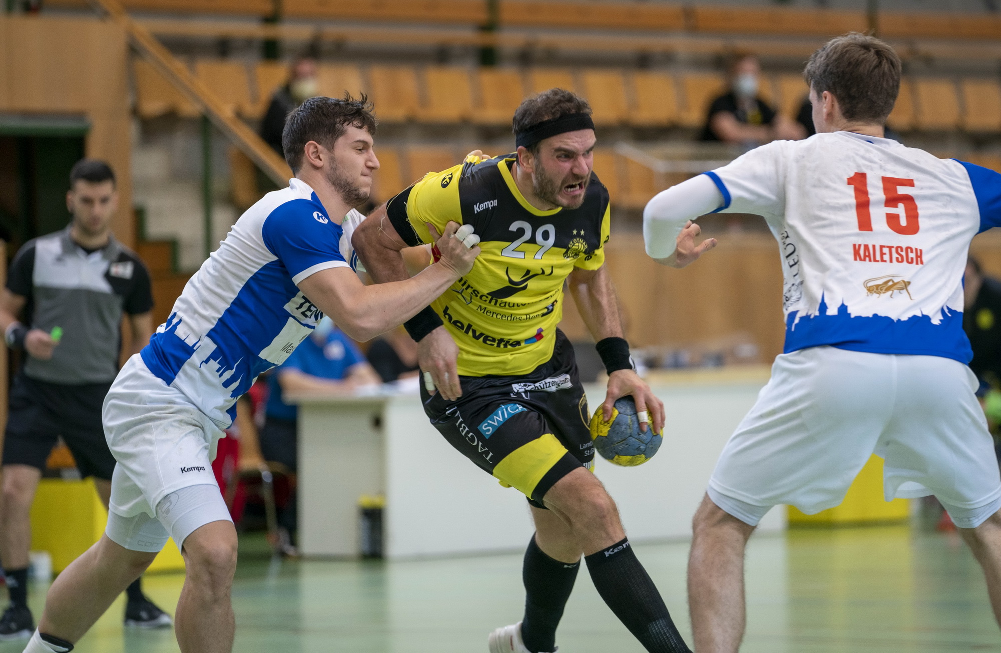 Rares Jurca kämpft sich durch die Zürcher Abwehr (Stefan Risi)