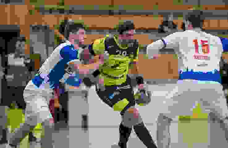 Rares Jurca kämpft sich durch die Zürcher Abwehr (Stefan Risi) Rares Jurca kämpft sich durch die Zürcher Abwehr (Stefan Risi)