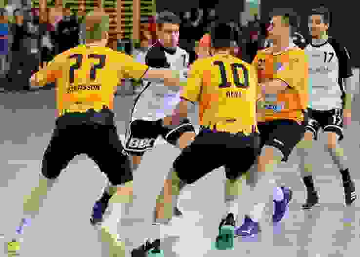 Die Zürcher Abwehr steht. Kein Durchkommen für Fortitudo Die Zürcher Abwehr steht. Kein Durchkommen für Fortitudo