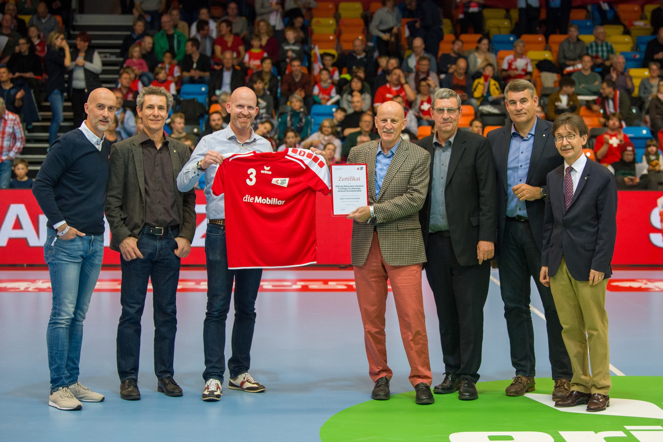 Übergabe des Zertifikats an die Suisse Handball Academy in Schaffhausen. (Martin Deuring)
