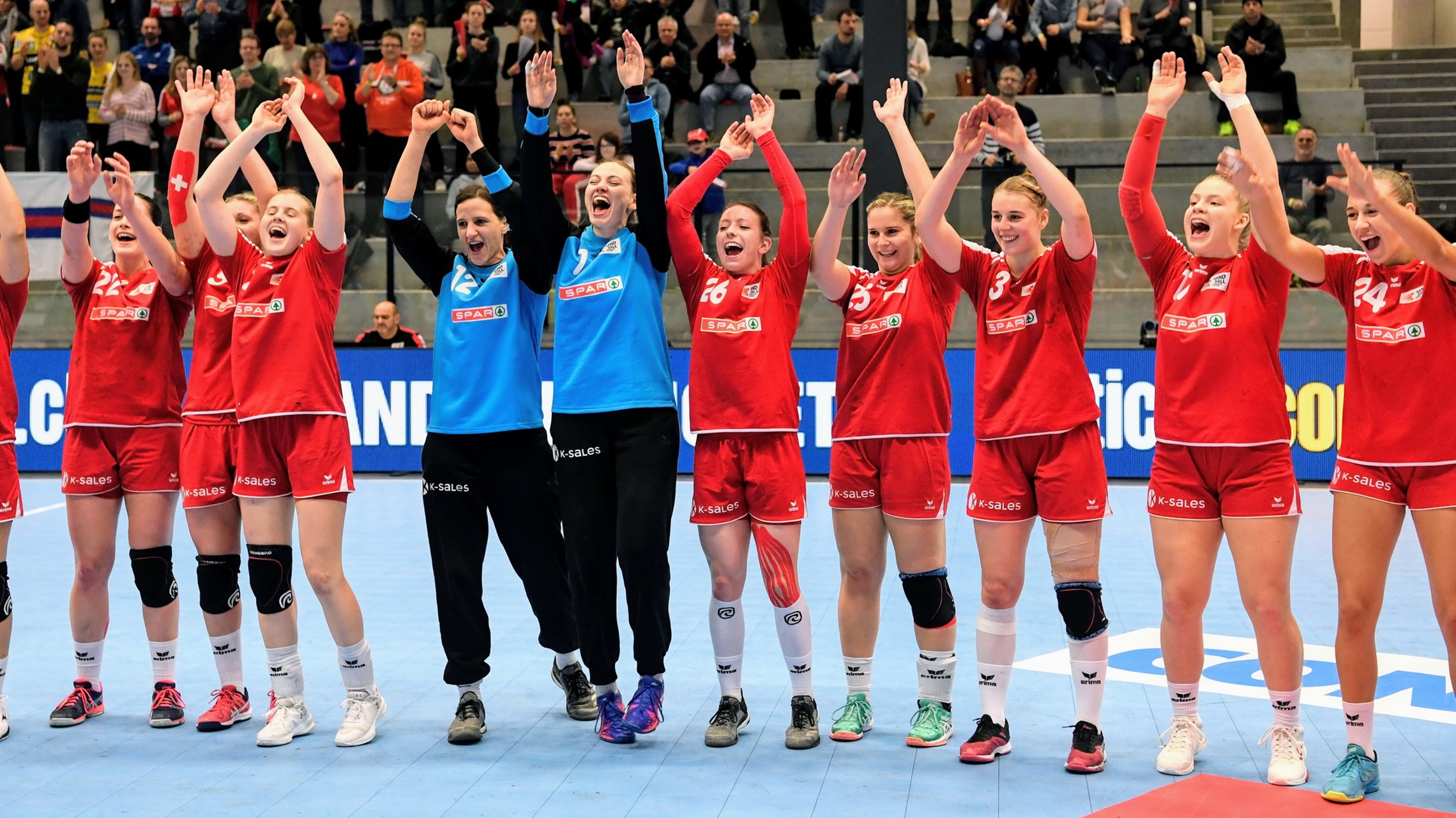 Jubelnde Schweizerinnen am WM-Qualifikationsturnier 2018 in Siggenthal. (Alexander Wagner)