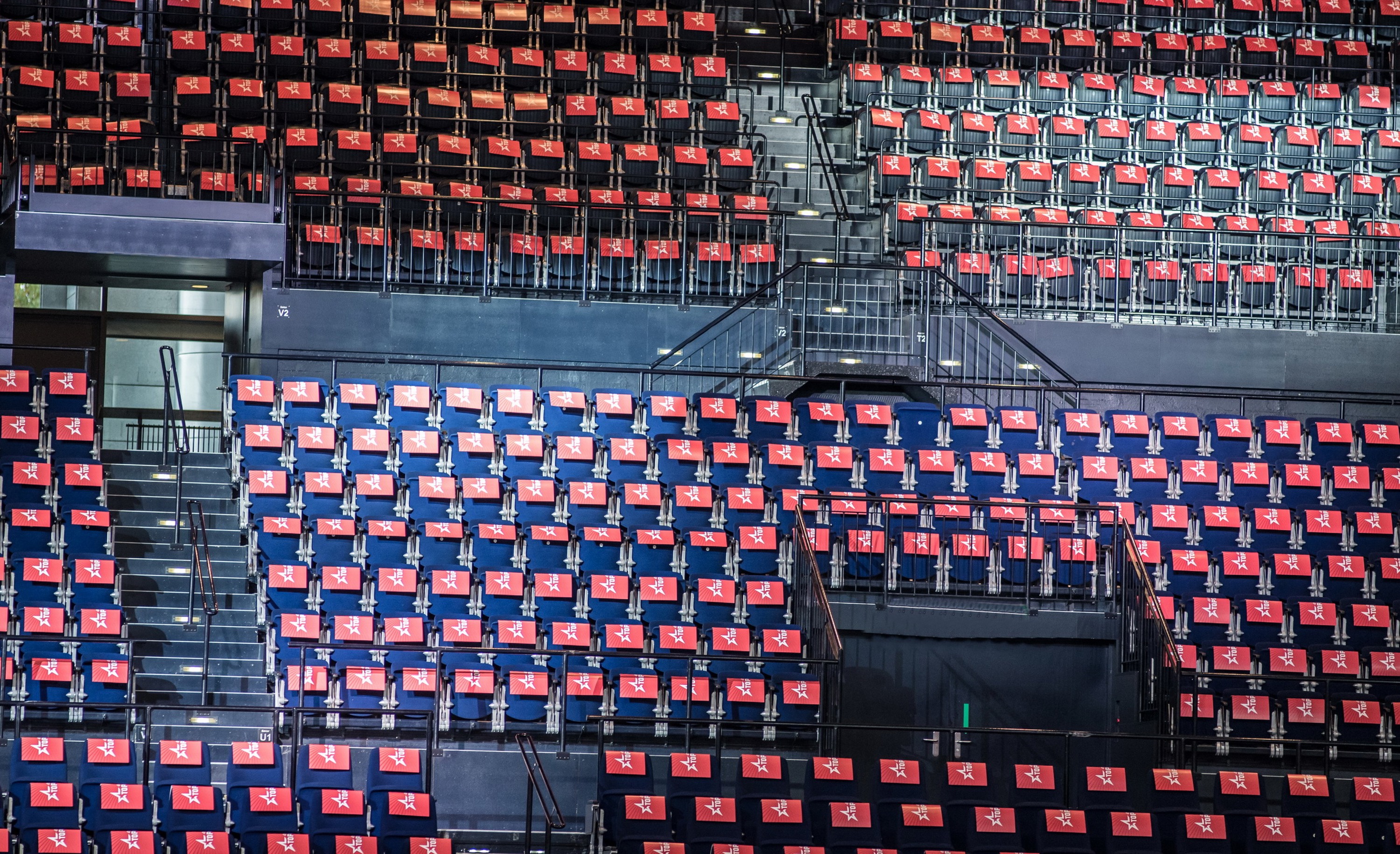 Symbolbild leere Sitzplätze mit Fanklatschen. (Adrian Ehrbar)
