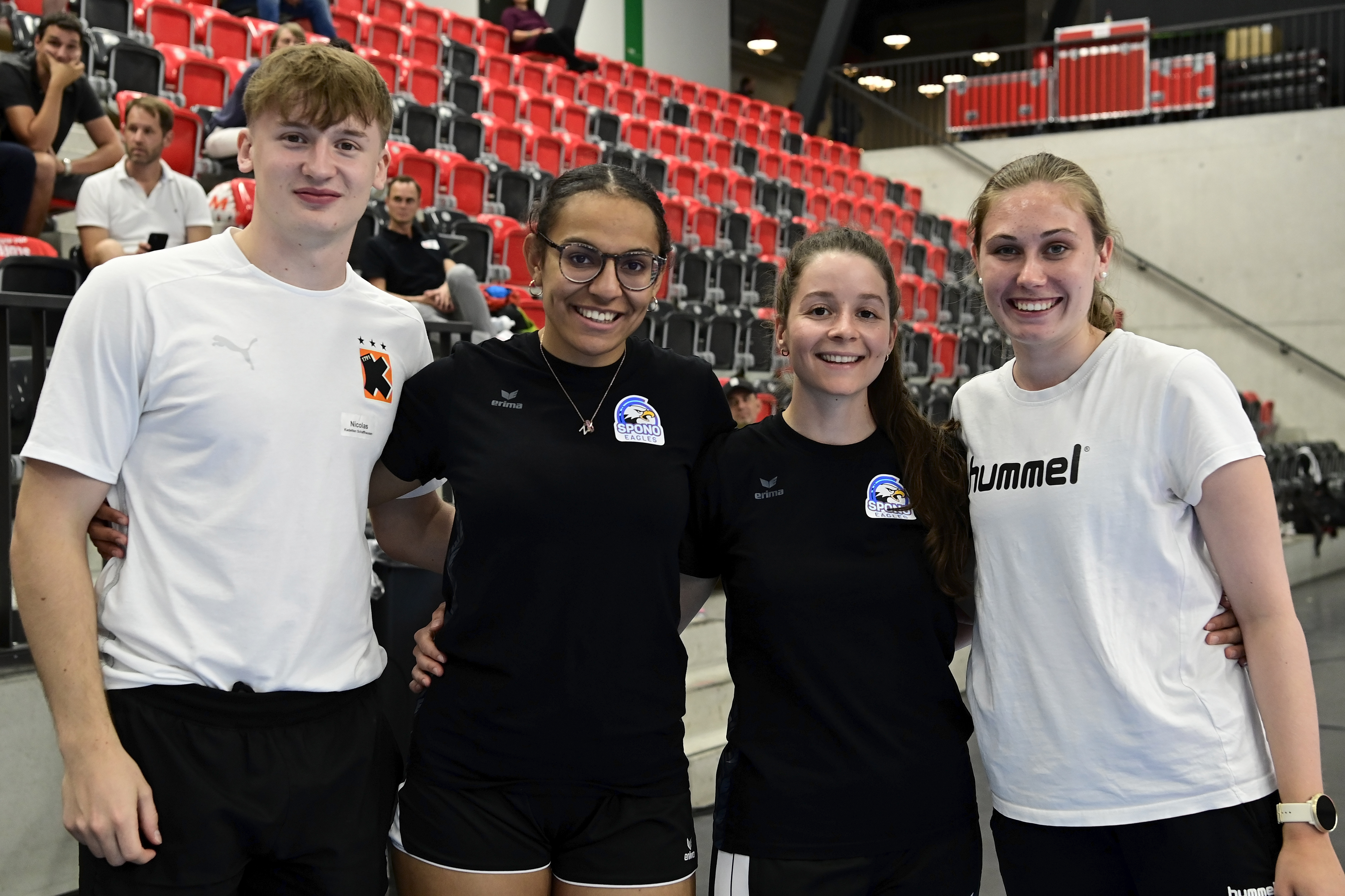 Handball-Stars und Betreuer*innen im Einsatz mit den Kids