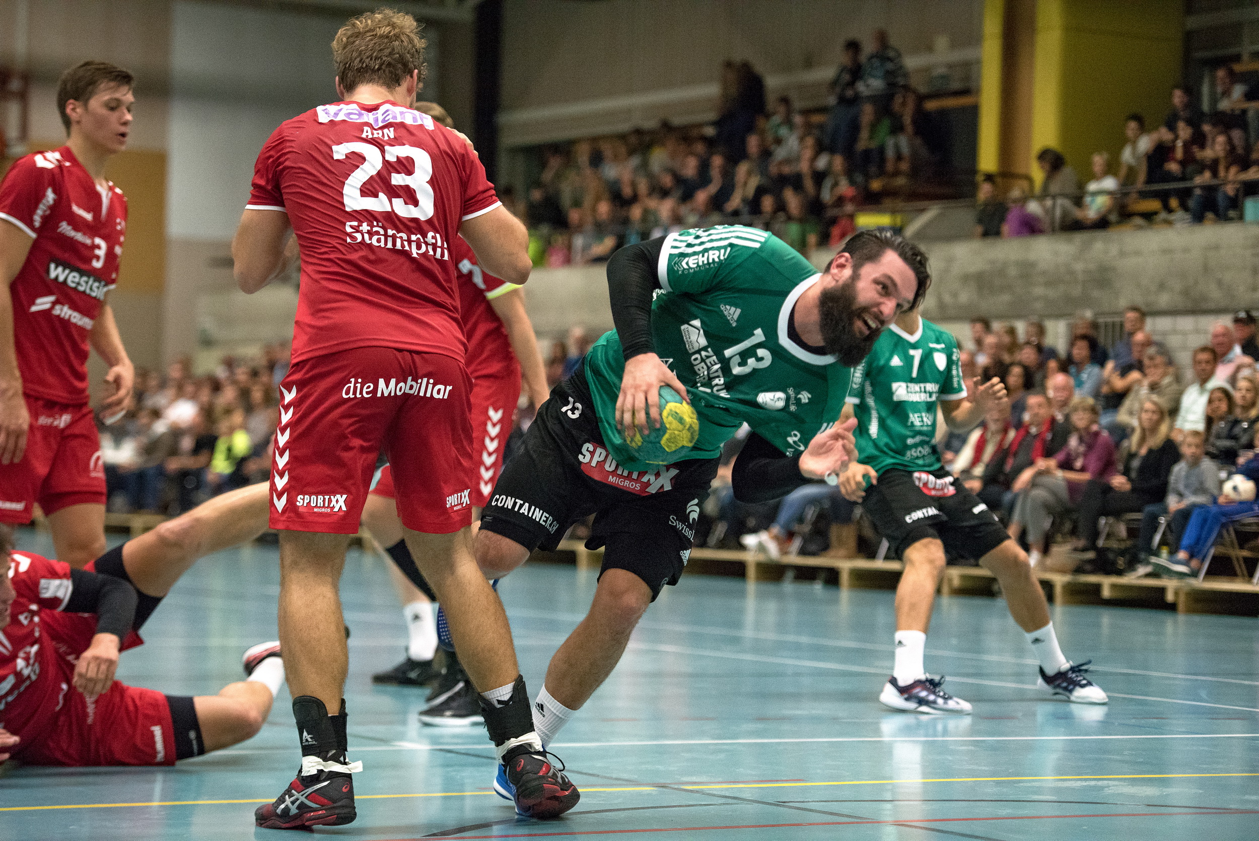 Kreisläufer Reto Friedli (13, Thun) gegen den BSV Bern