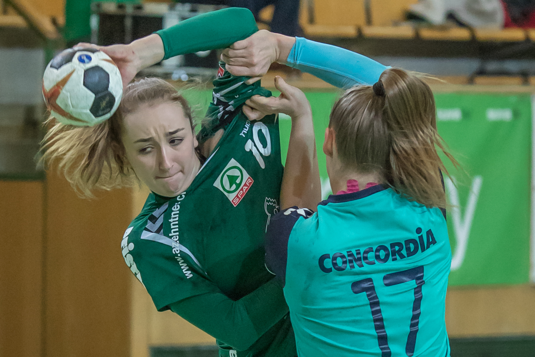 Malin Altherr (links) gegen Charlotte Kähr.