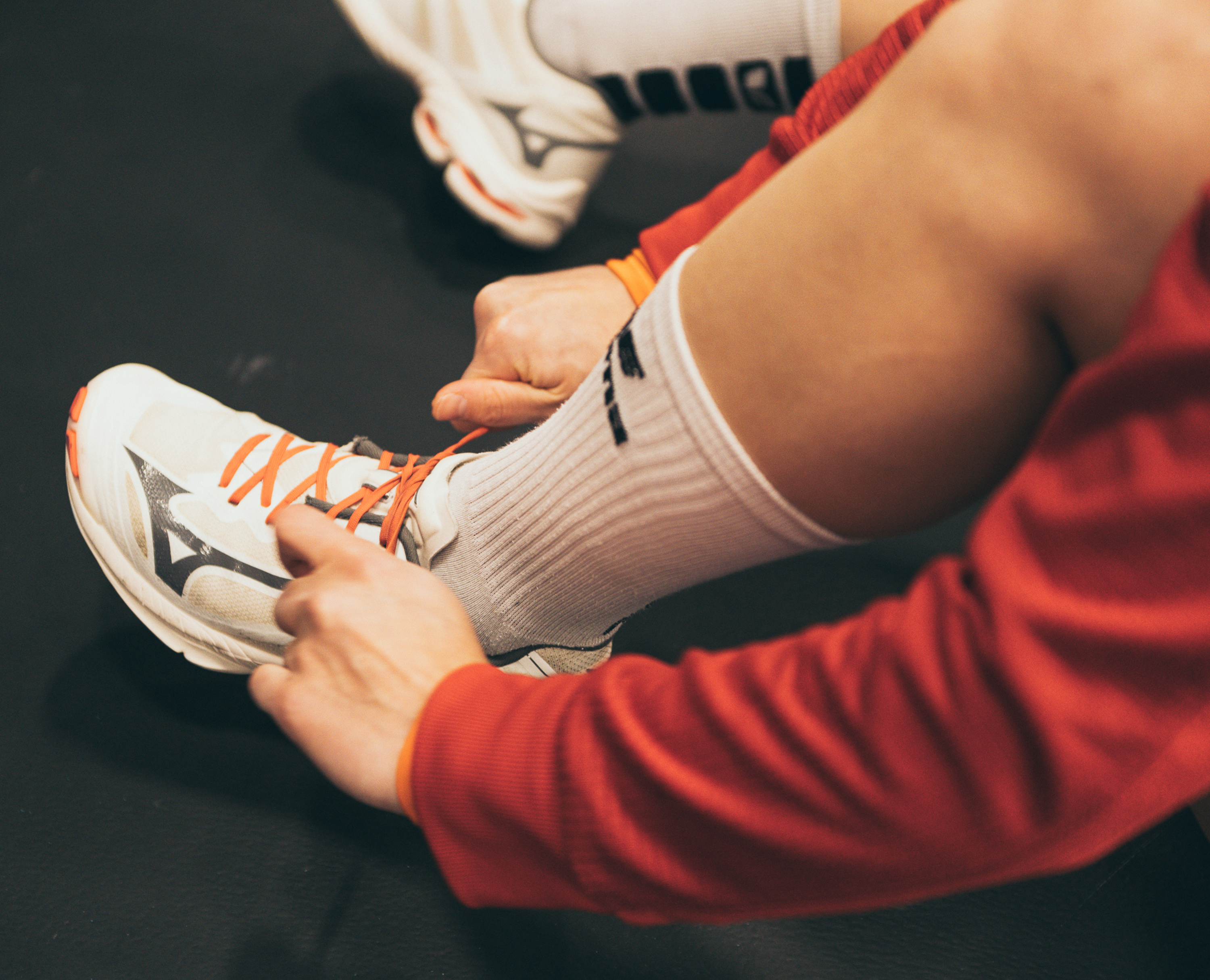 Symbolbild Schuhe binden. (Marco Ellenberger)