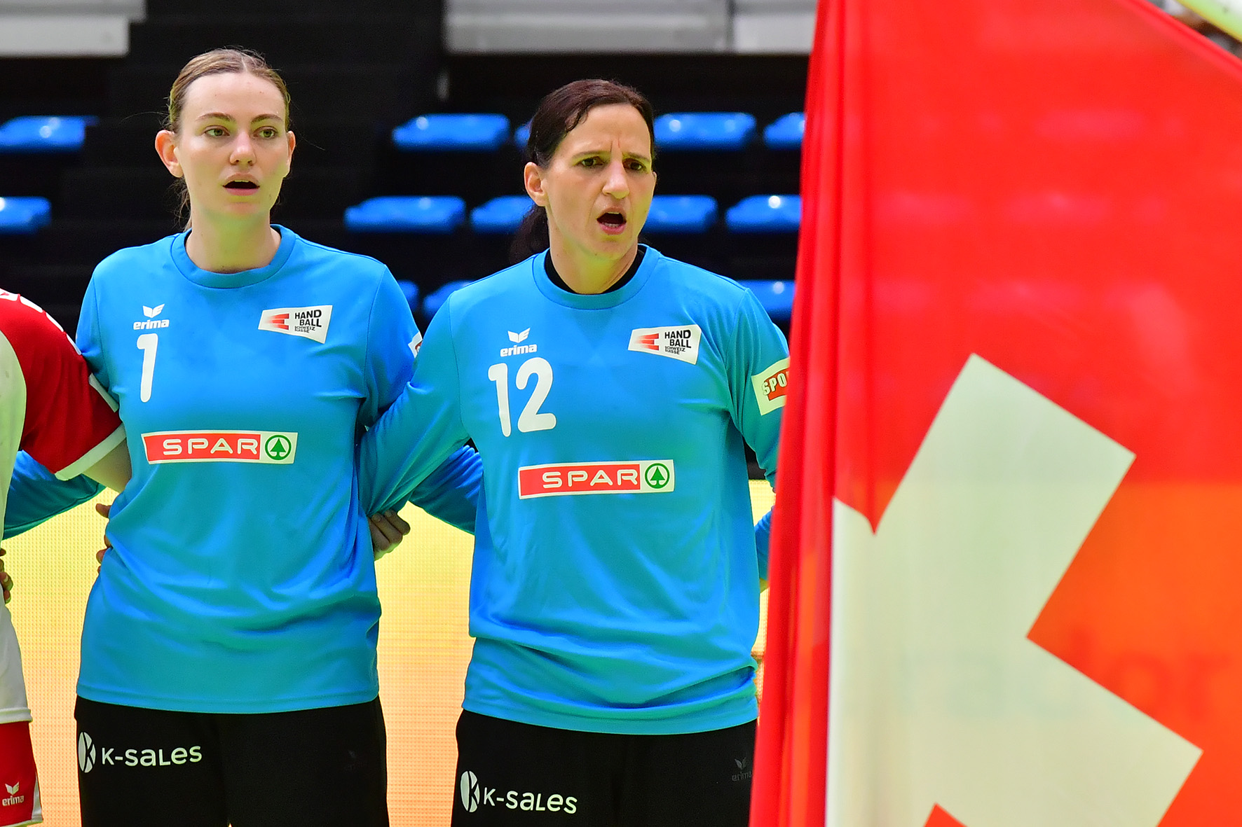 Die Torhüterinnen Schüpbach und Brütsch bei der Hymne