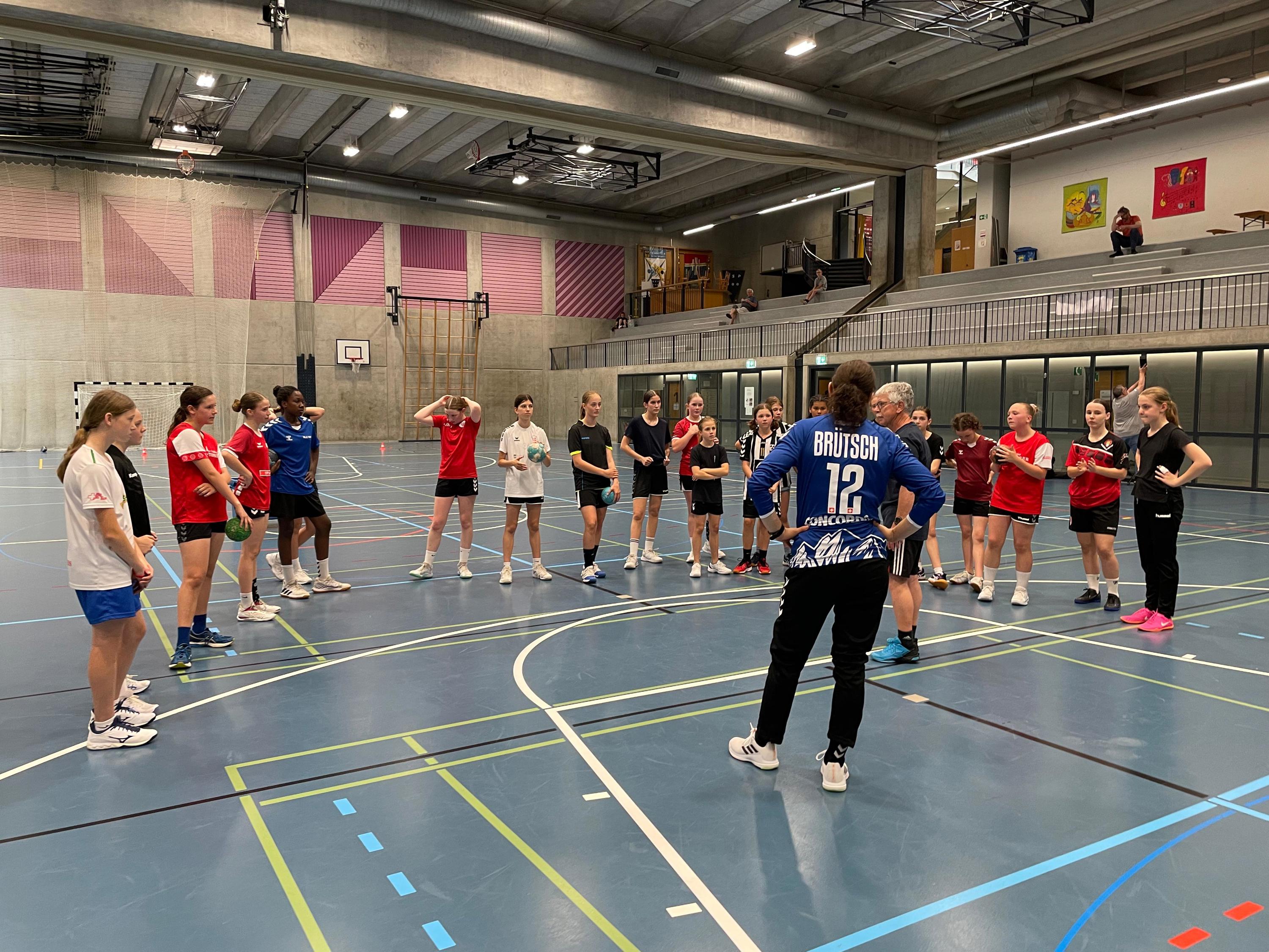 Manuela Brütsch besucht im Rahmen von Nati trainiert die Nordwestschweiz den TV Pratteln