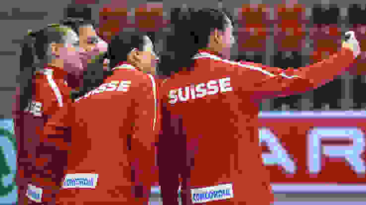 Schweizer Spielerinnen schiessen vor Anwurf noch ein Selfie