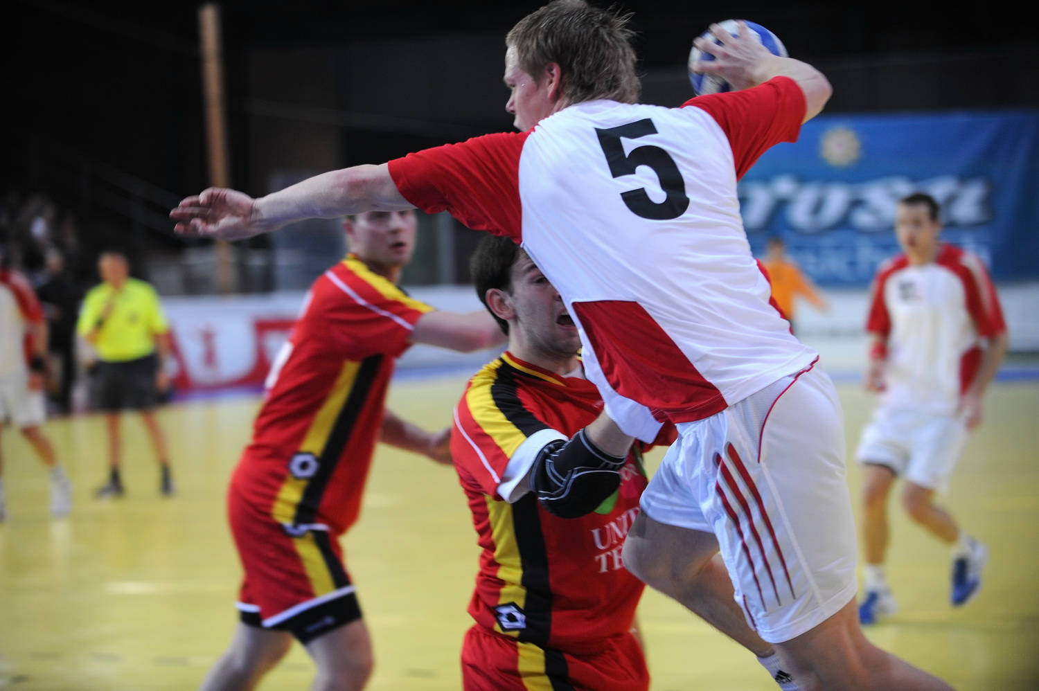 2008-01-03 SUI-BEL 44-31 WM-Quali Arosa Icehockeyhalle Liniger 007.jpg