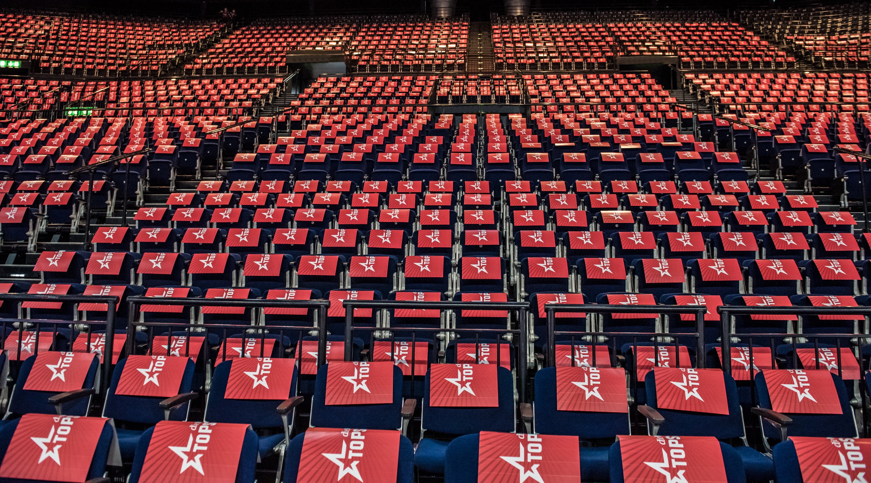 Symbolbild Tribüne mit leeren Sitzplätzen. (Adrian Ehrbar)