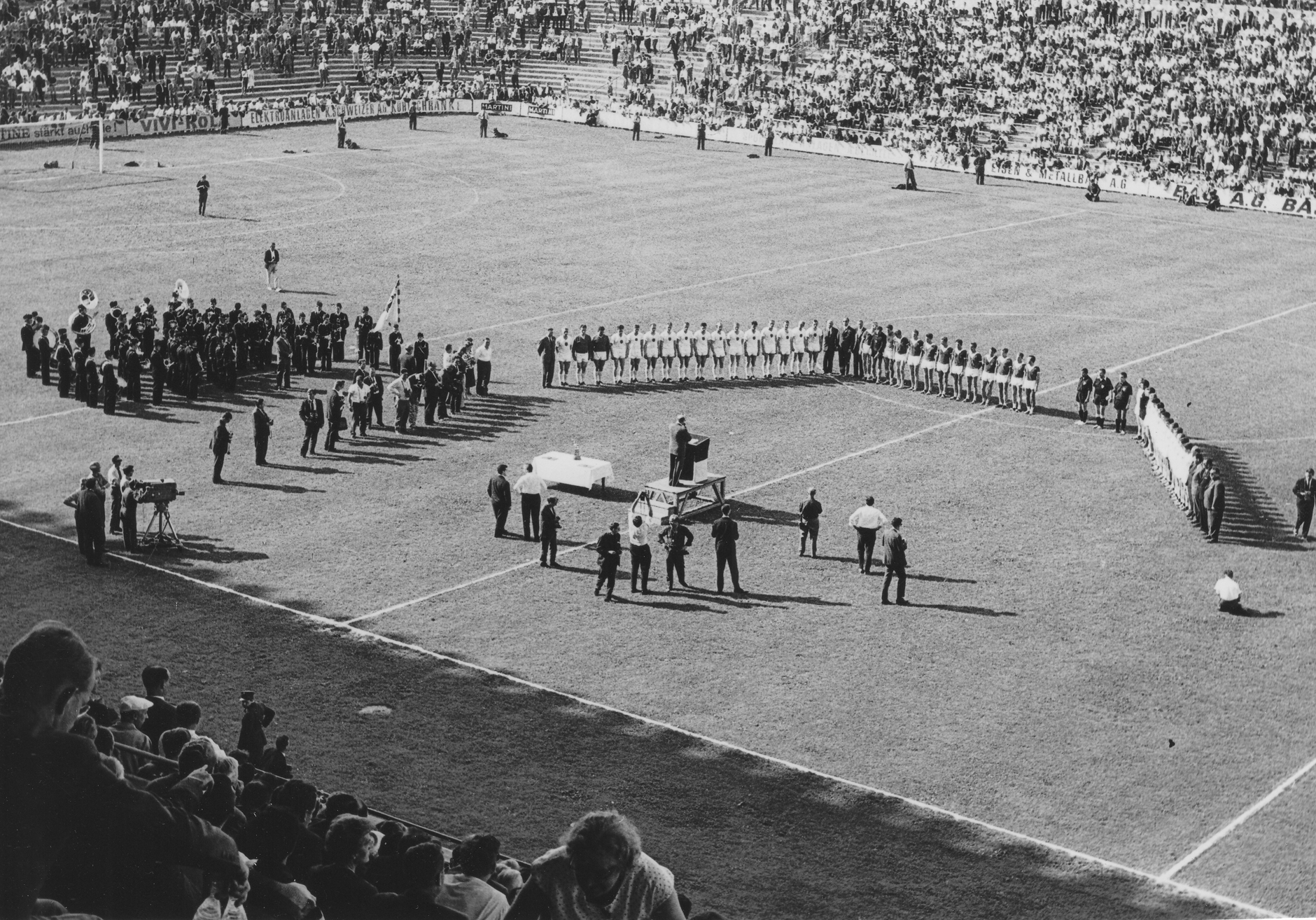 1963: Siegerehrung Feldhandball-WM im St. Jakob Stadion, Basel