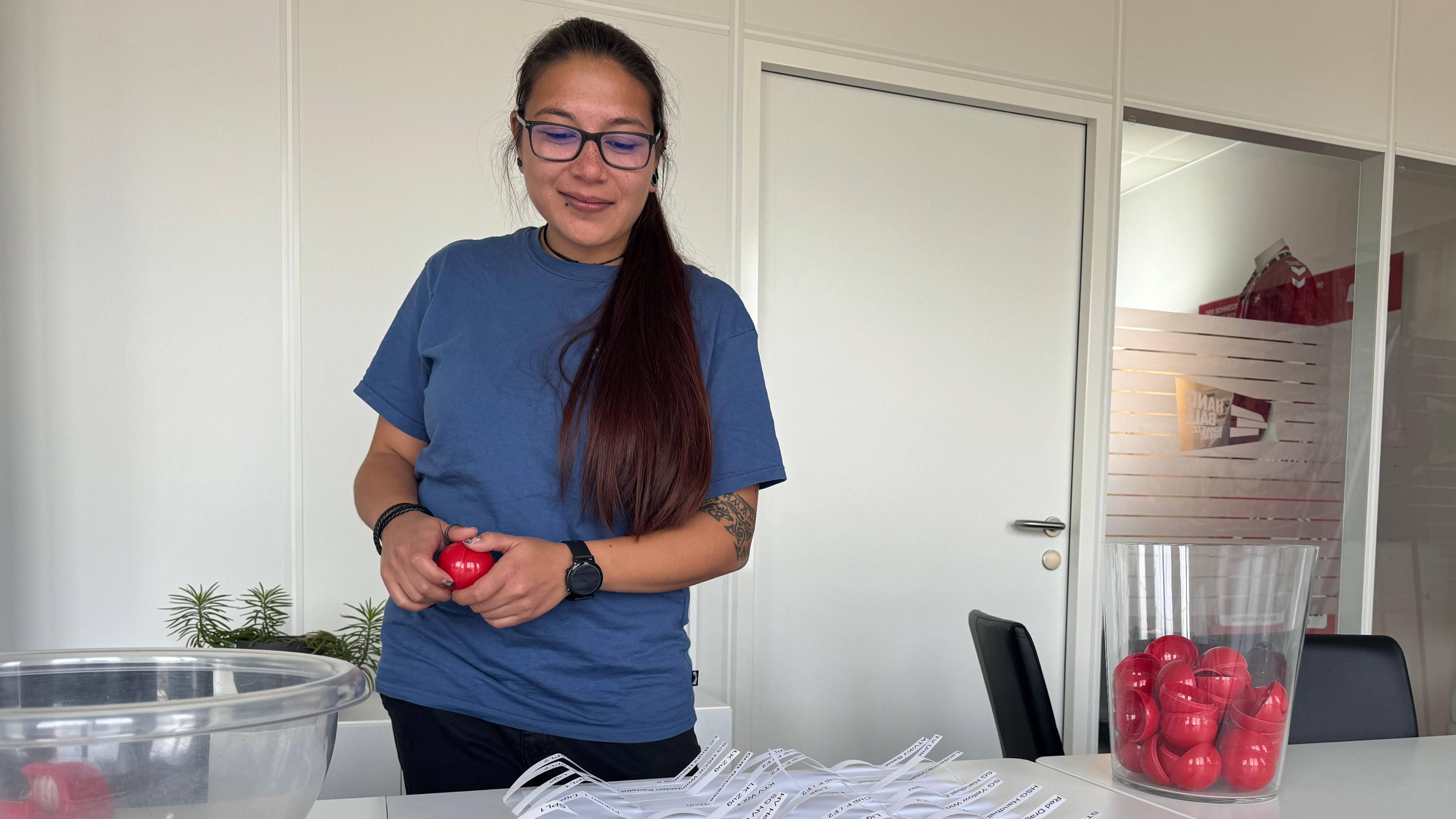 Steffi Hübscher lost den Cup