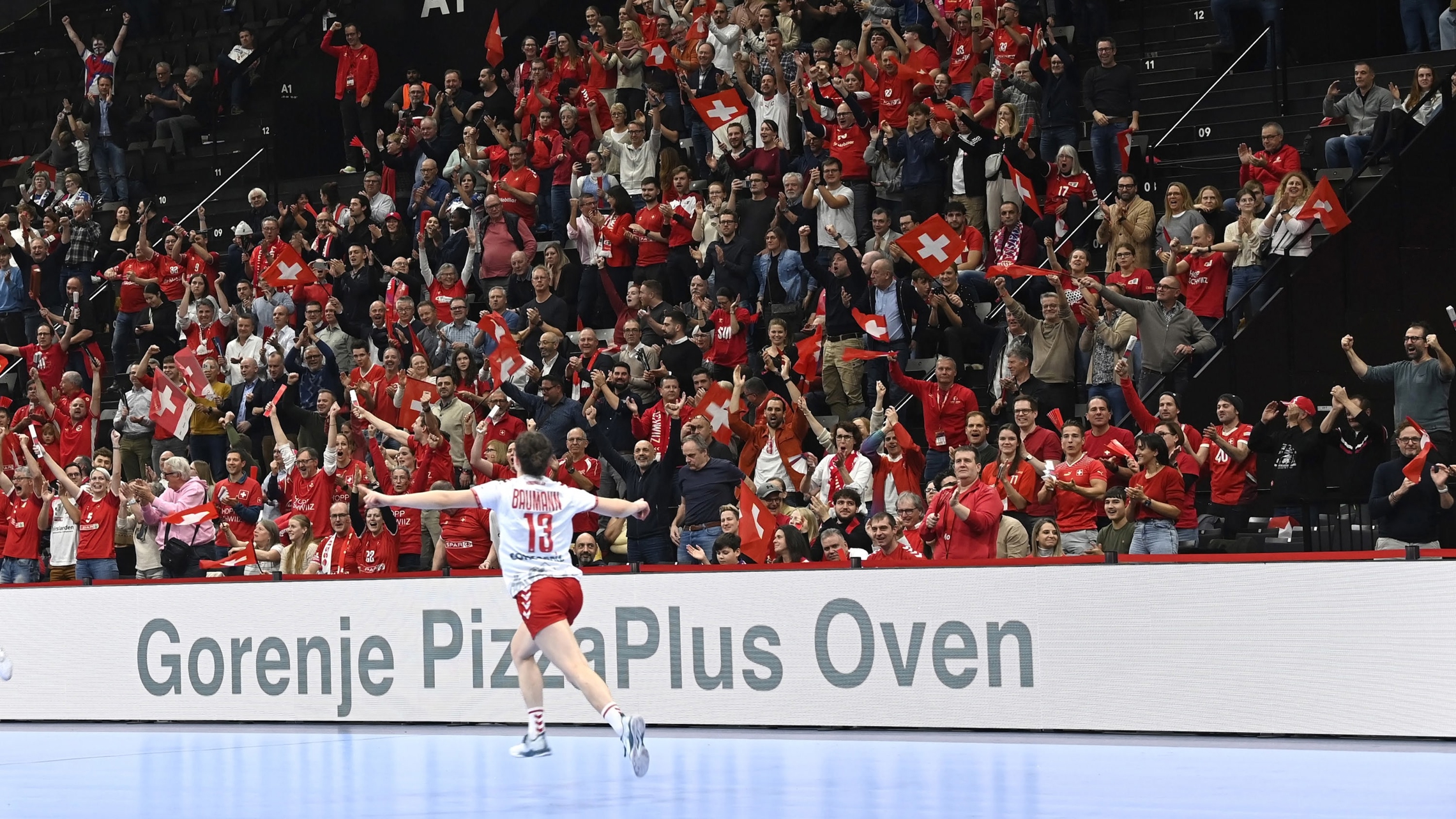 Era Baumann jubelt vor Schweizer Fans