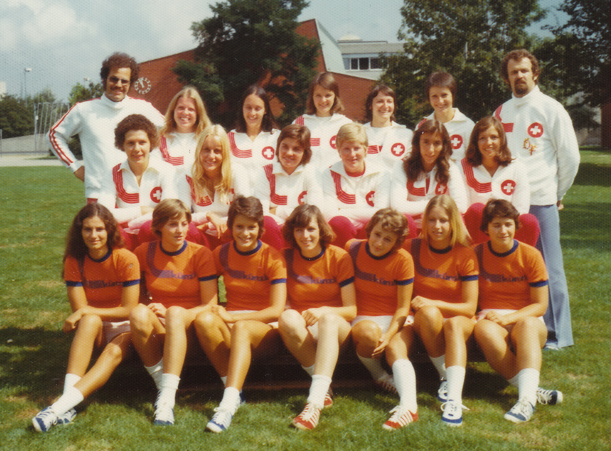 1975-10 Nati Frauen Teamfoto color1.jpg