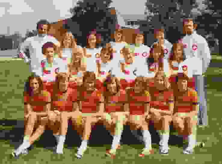 1975-10 Nati Frauen Teamfoto color1.jpg