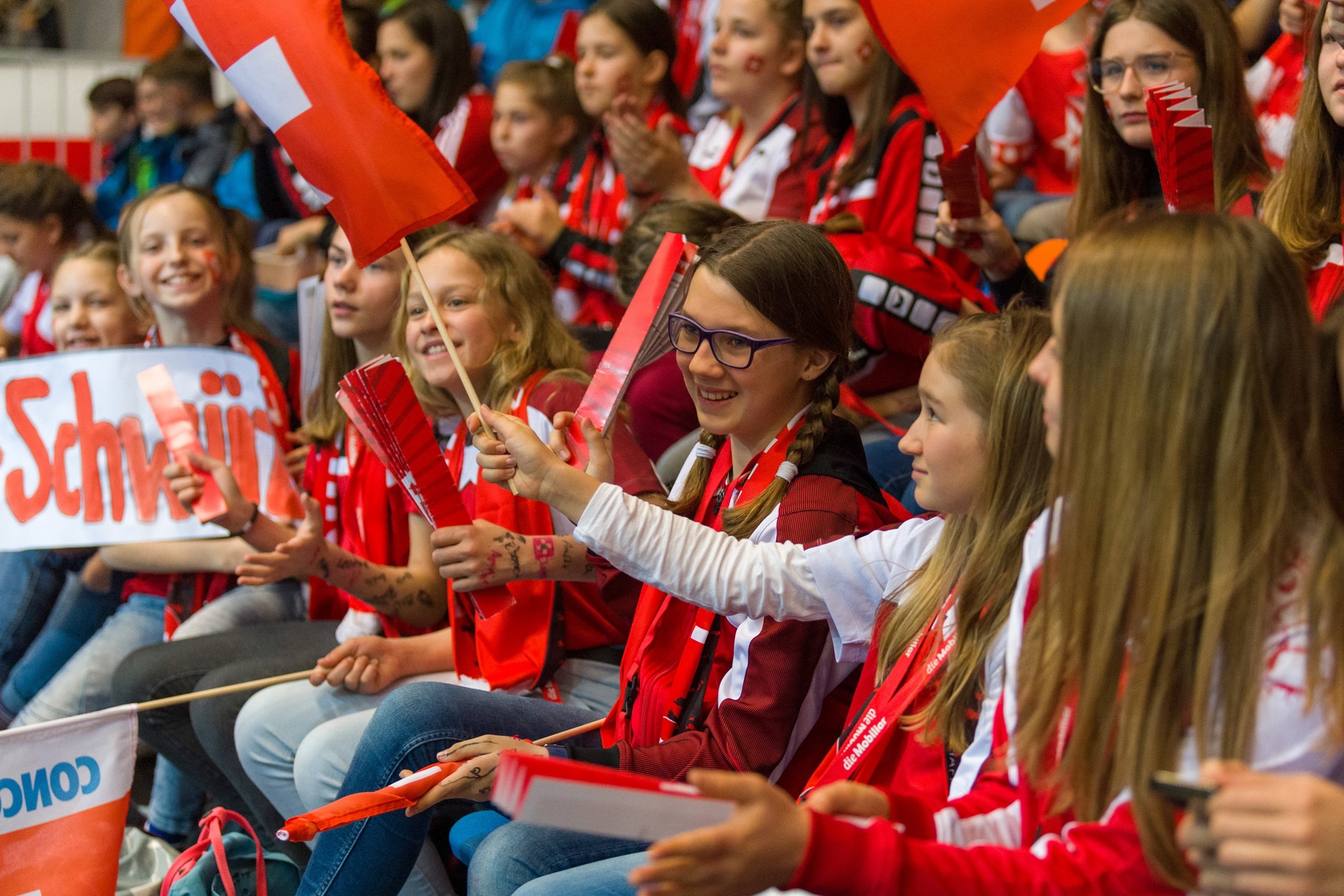 Junge Zuschauerinnen am Länderspiel vom 14. April 2019 in Schaffhausen. (Martin Deuring)