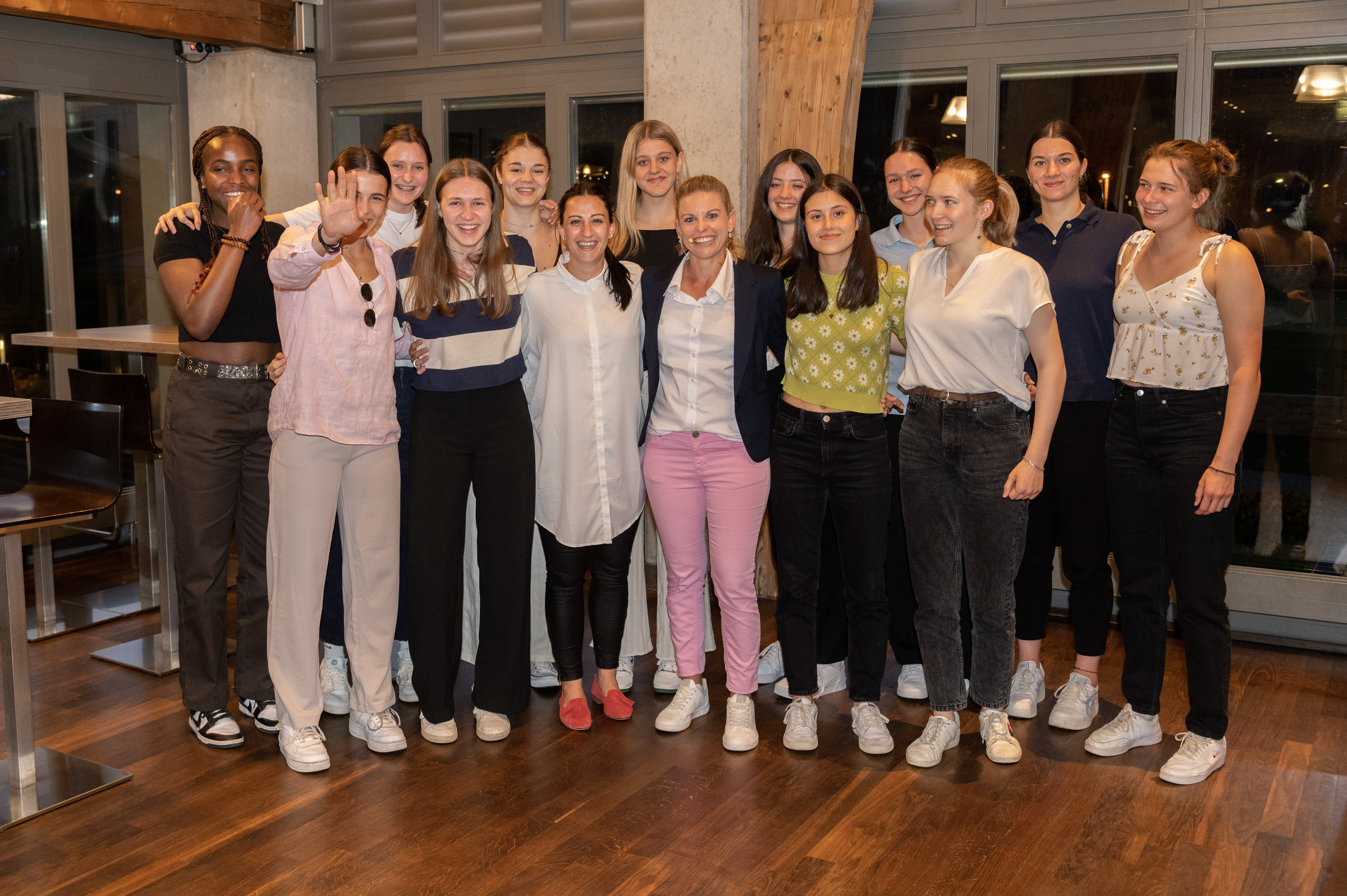 Fabienne In-Albon und Simona Cavallari posieren mit den Akademie-Spielerinnen