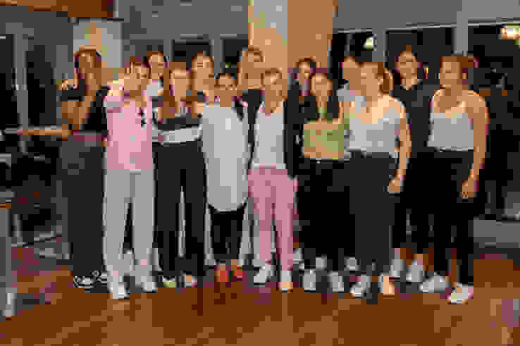 Fabienne In-Albon und Simona Cavallari posieren mit den Akademie-Spielerinnen Fabienne In-Albon und Simona Cavallari posieren mit den Akademie-Spielerinnen