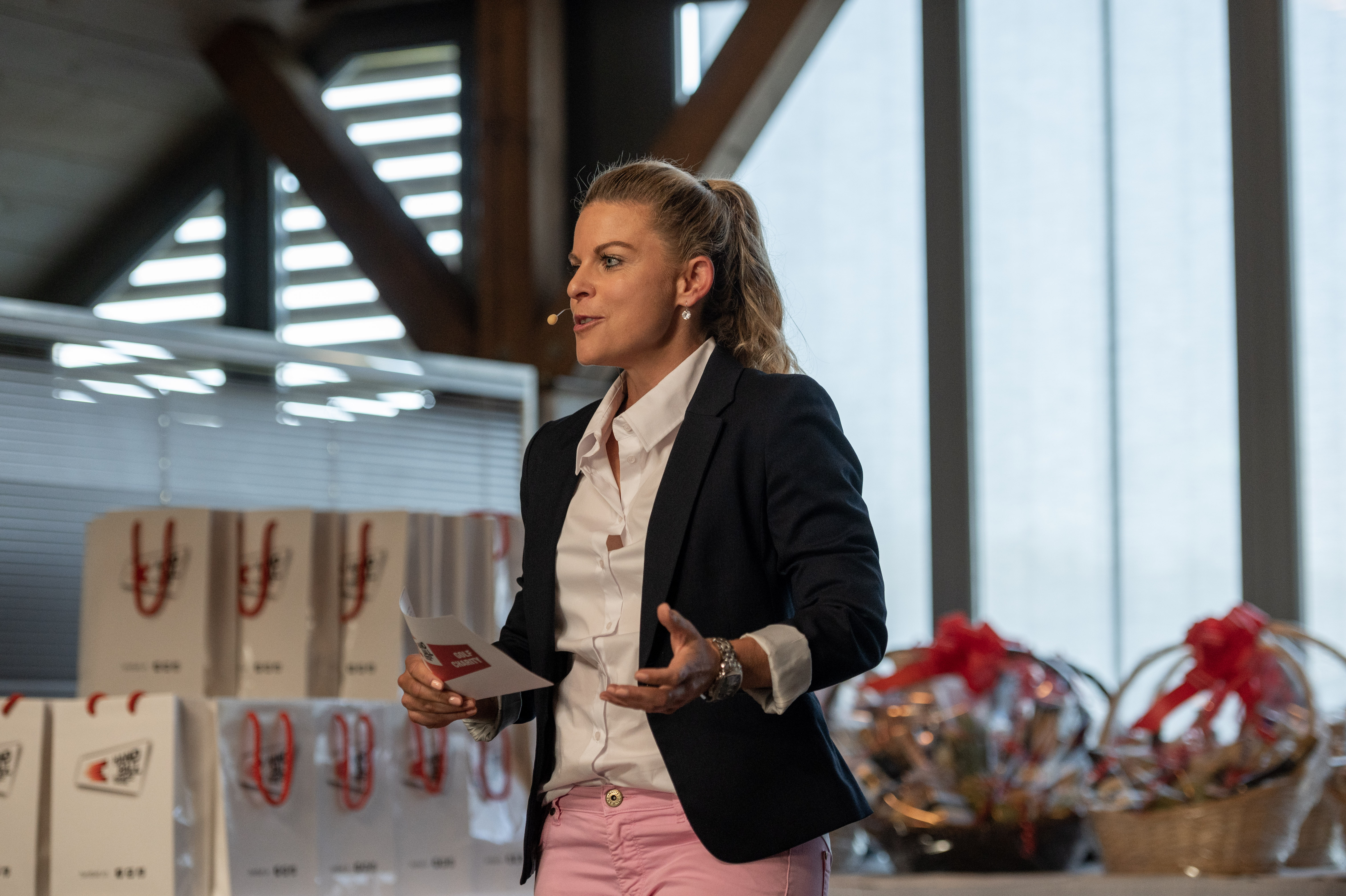 Fabienne In-Albon führt durch den Abend