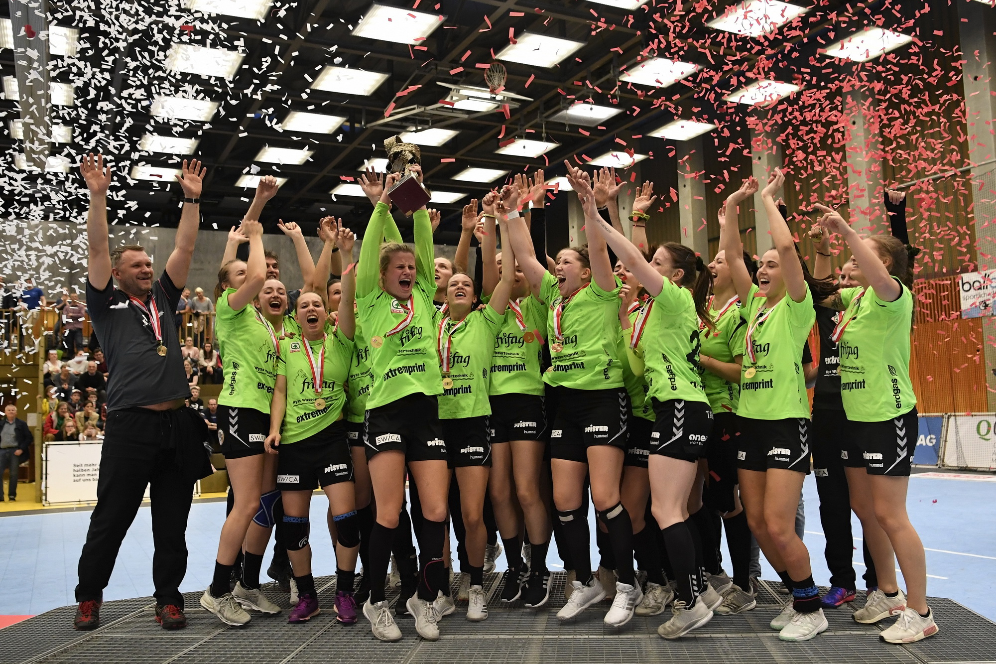 Jubelnde Brühlerinnen (Bild: Alexander Wagner)