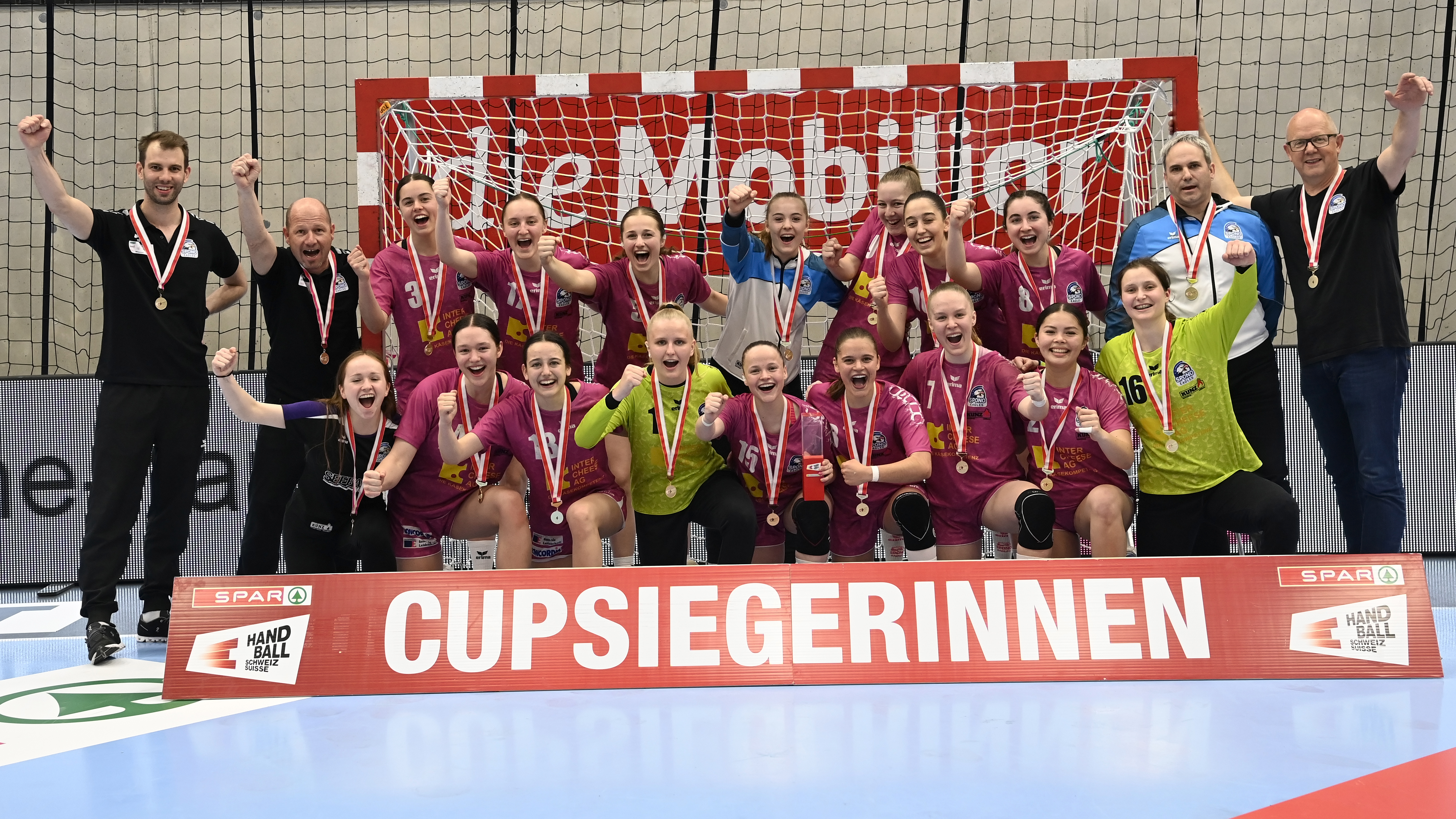 FU18: Spono Eagles jubeln mit dem Pokal