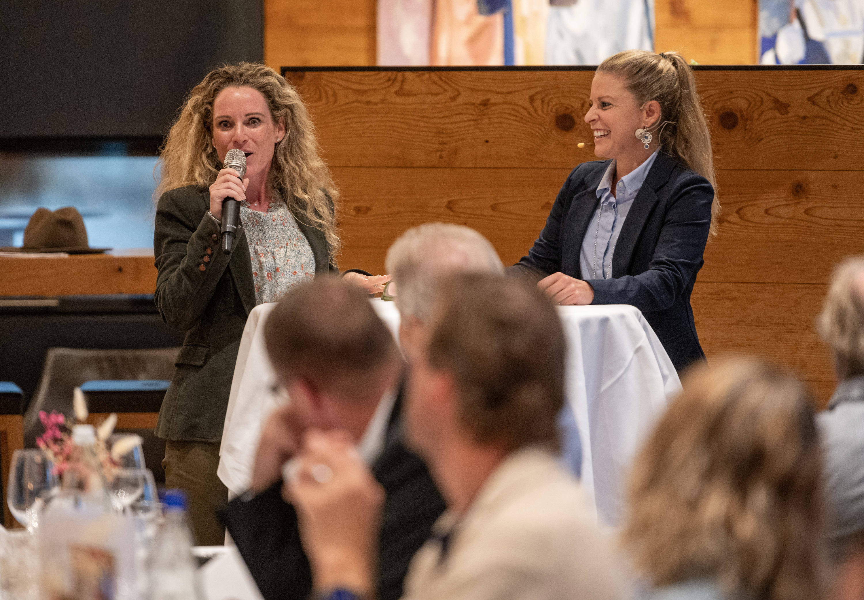 Fabienne Roder (Stiftung pro Handball) und Fabienne In-Albon